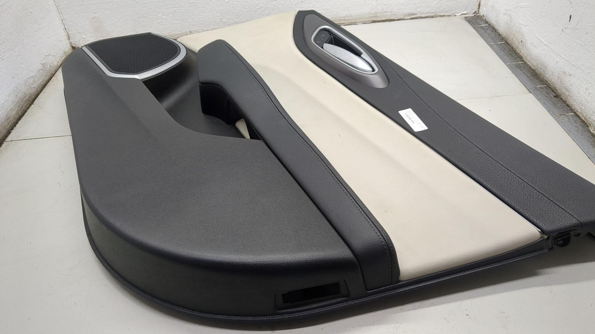 Обшивка двери передней правой