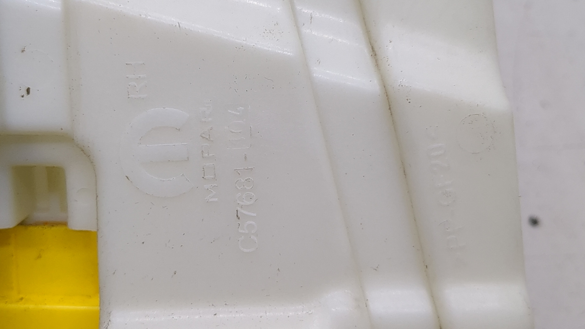 Замок двери передней правой