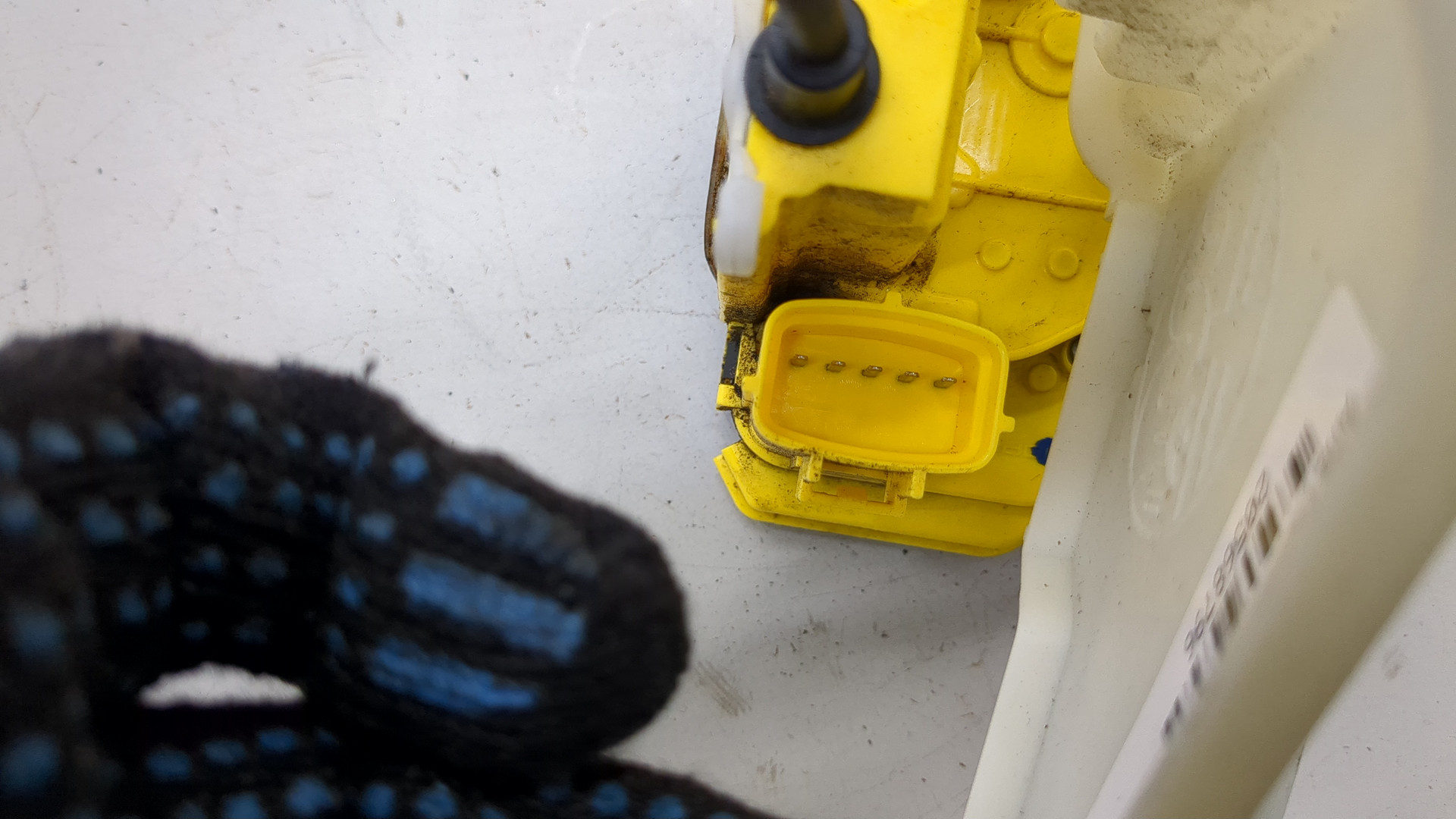 Замок двери передней правой