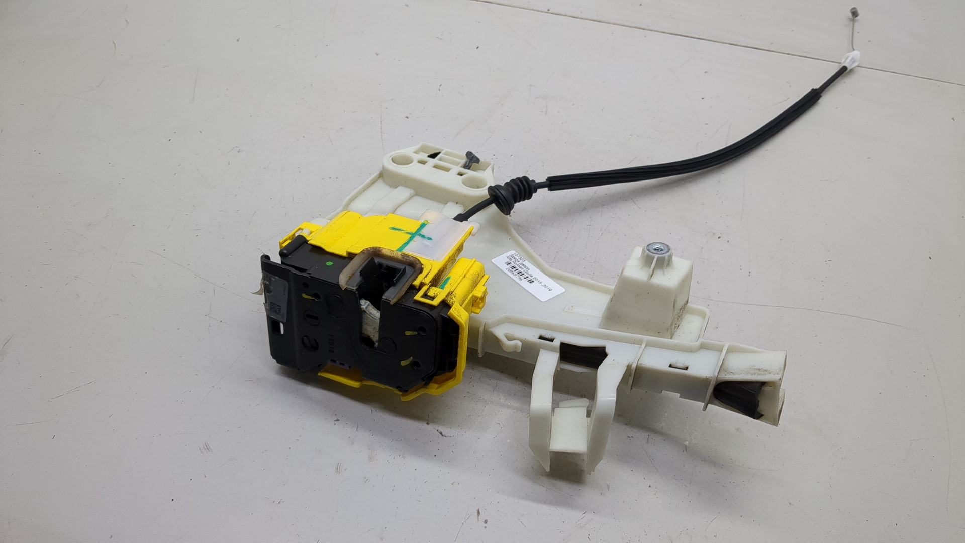 Замок двери передней правой