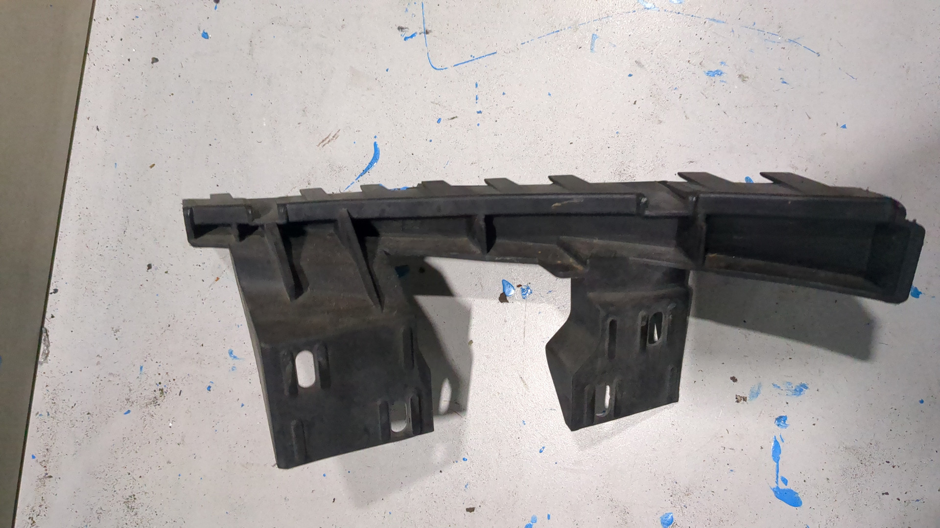 Кронштейн фар правый