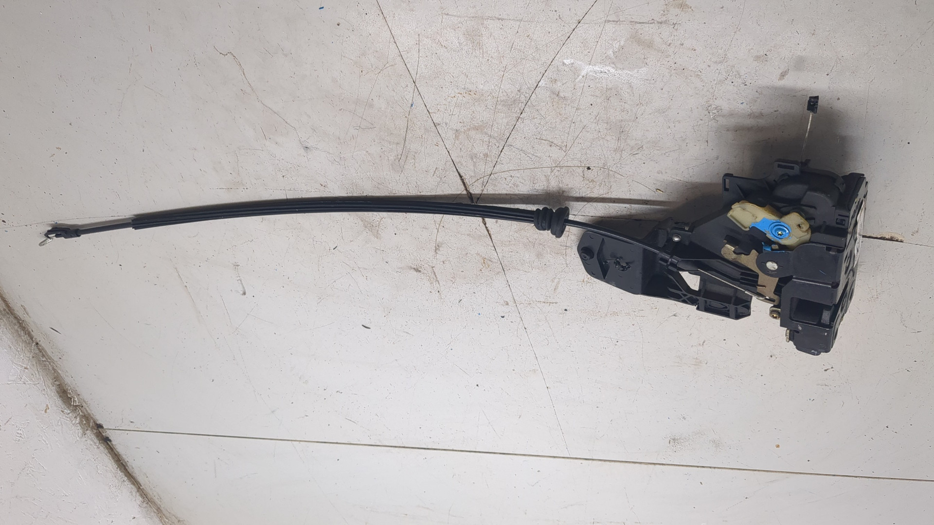 Замок двери передней правой