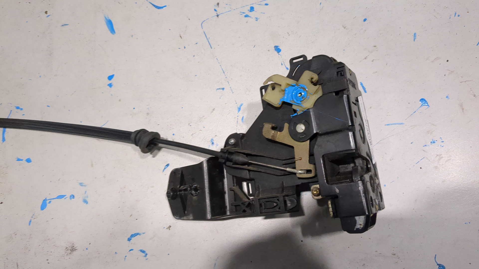 Замок двери передней правой