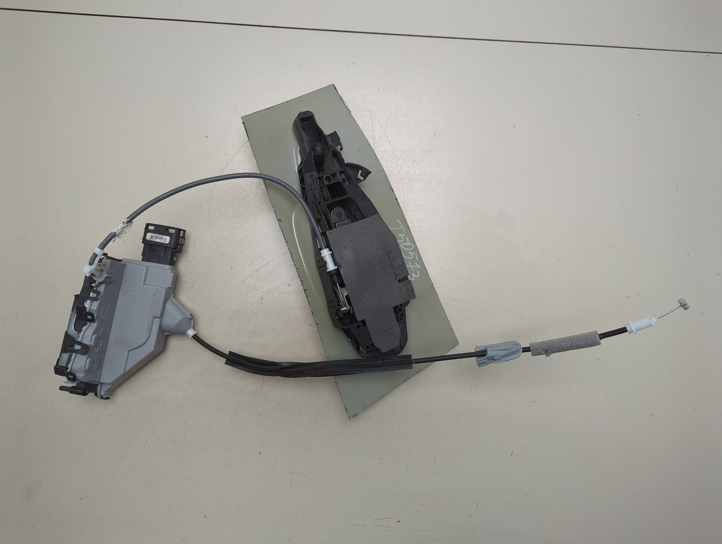 Замок двери задней левой