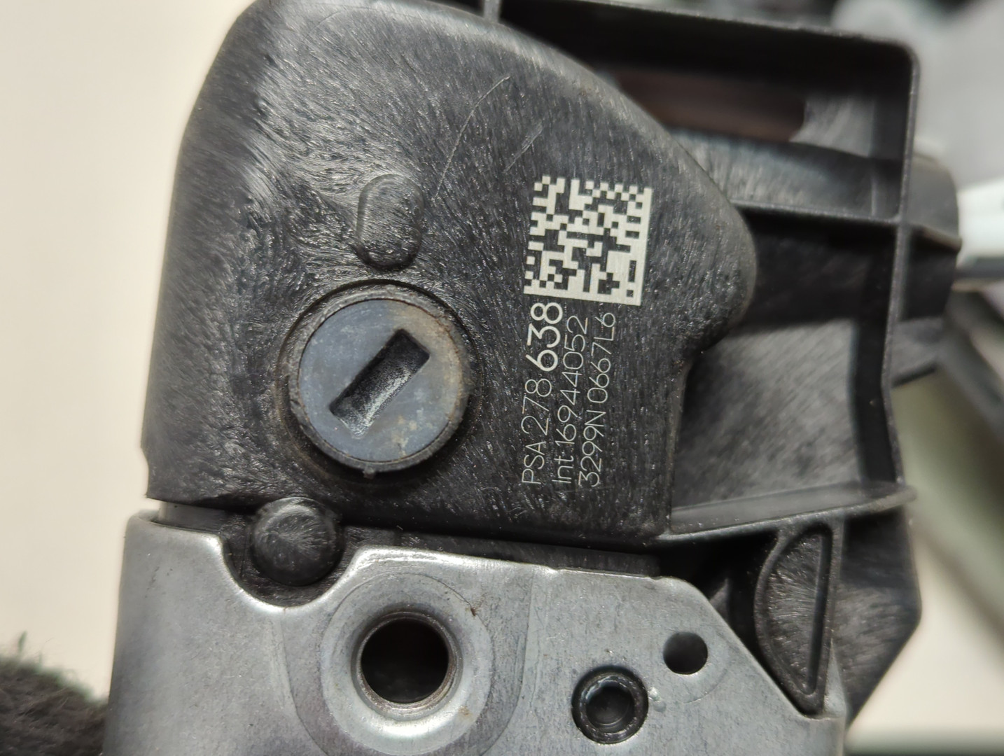 Замок двери задней левой