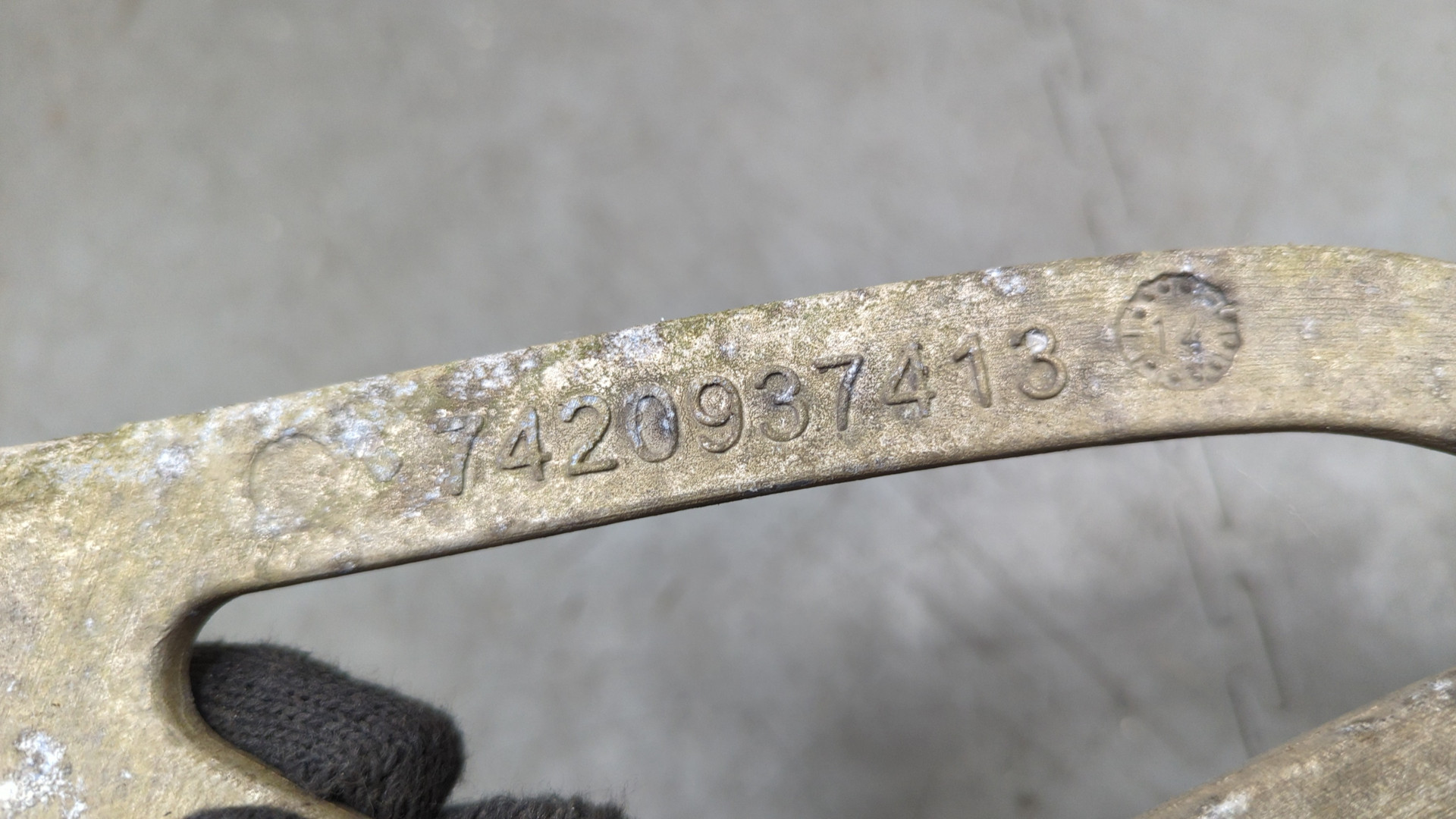 Кронштейн солнцезащитного козырька