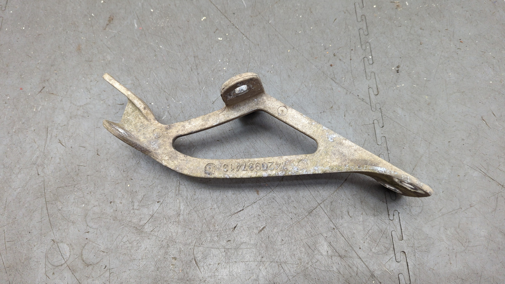 Кронштейн солнцезащитного козырька