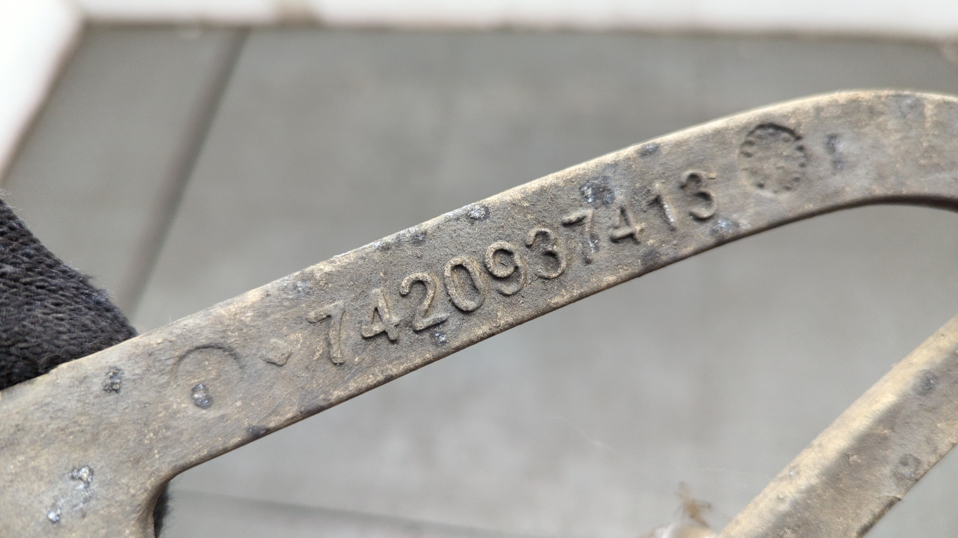 Кронштейн солнцезащитного козырька