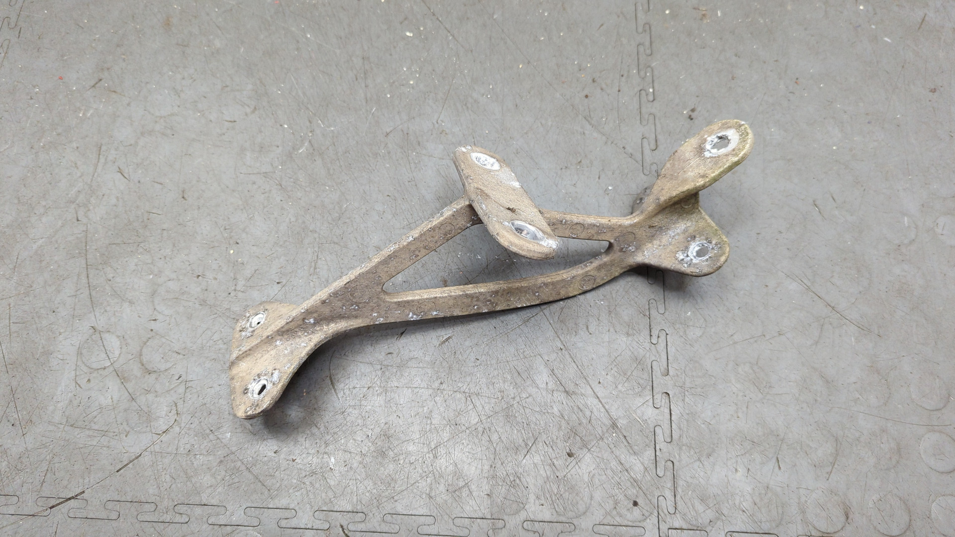 Кронштейн солнцезащитного козырька