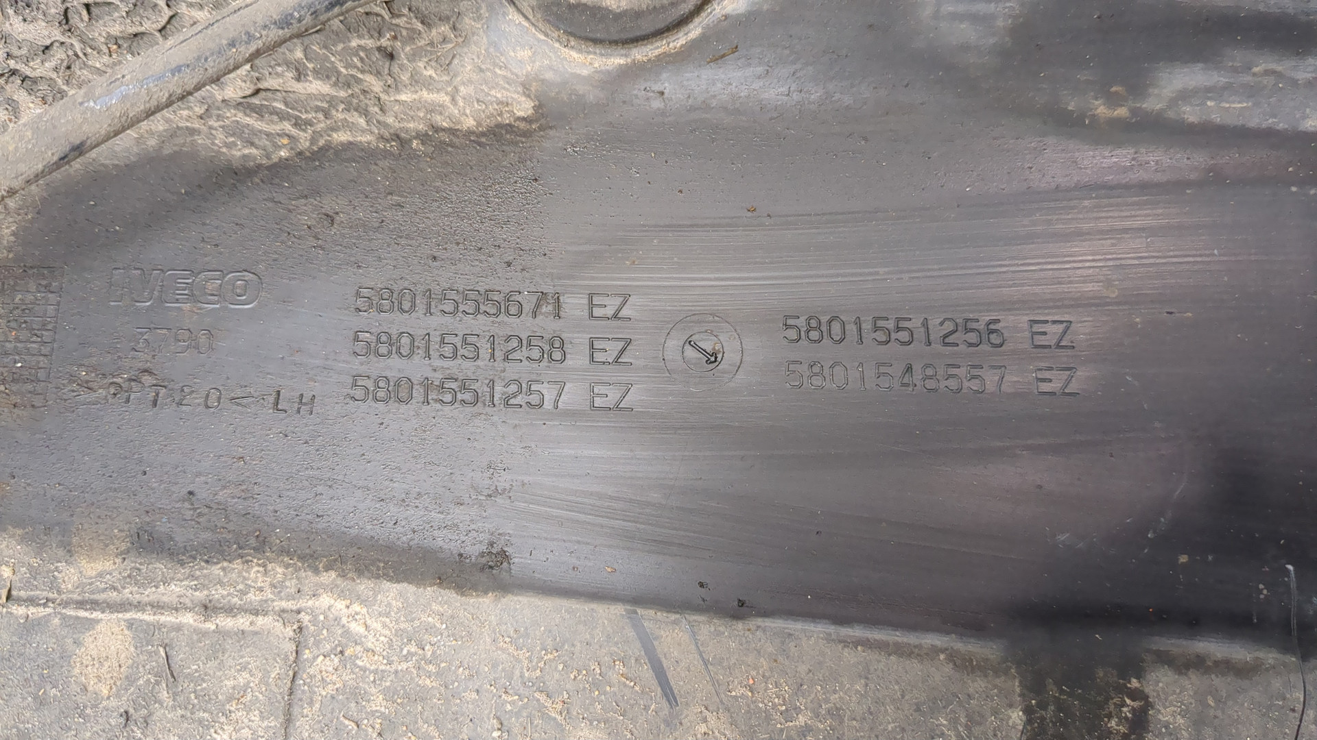 Крыло переднее левое