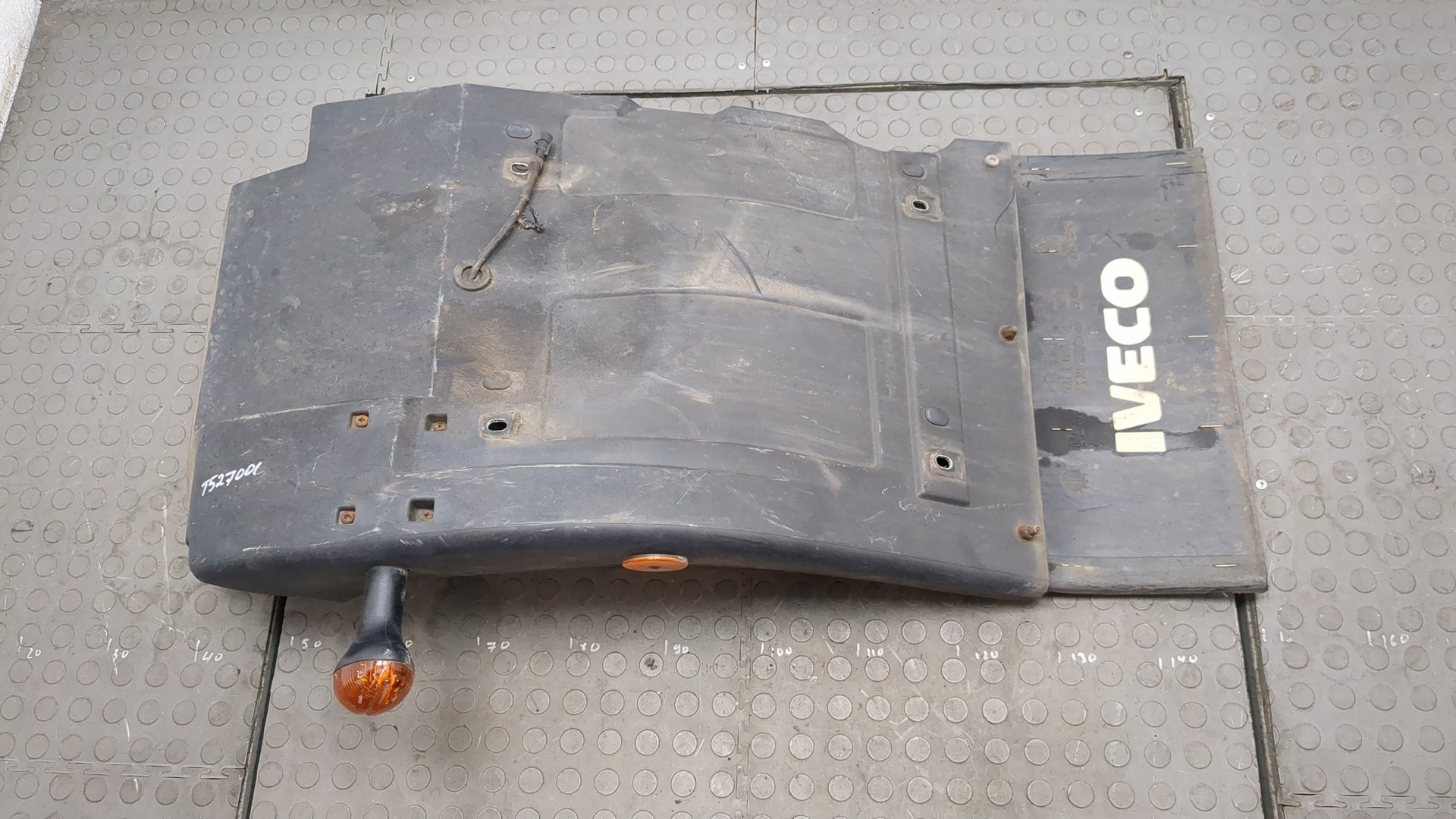 Крыло переднее левое