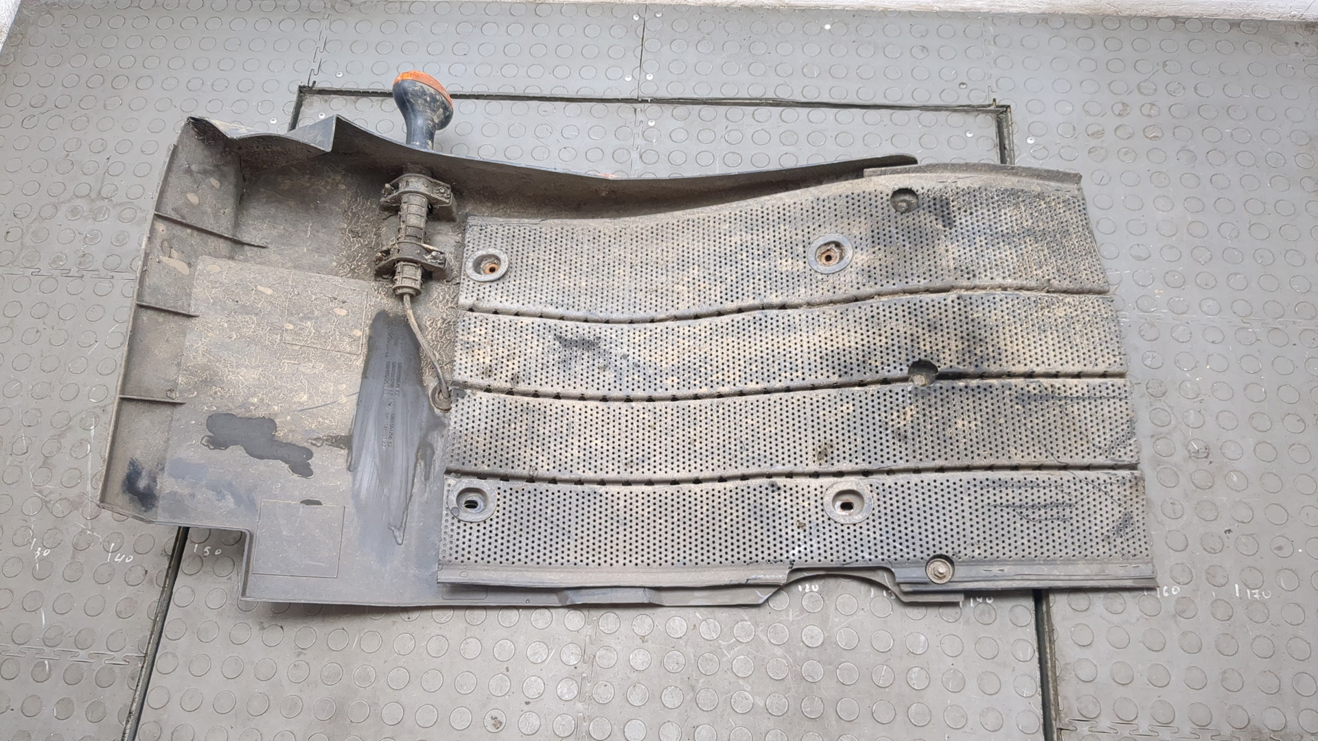 Крыло переднее левое