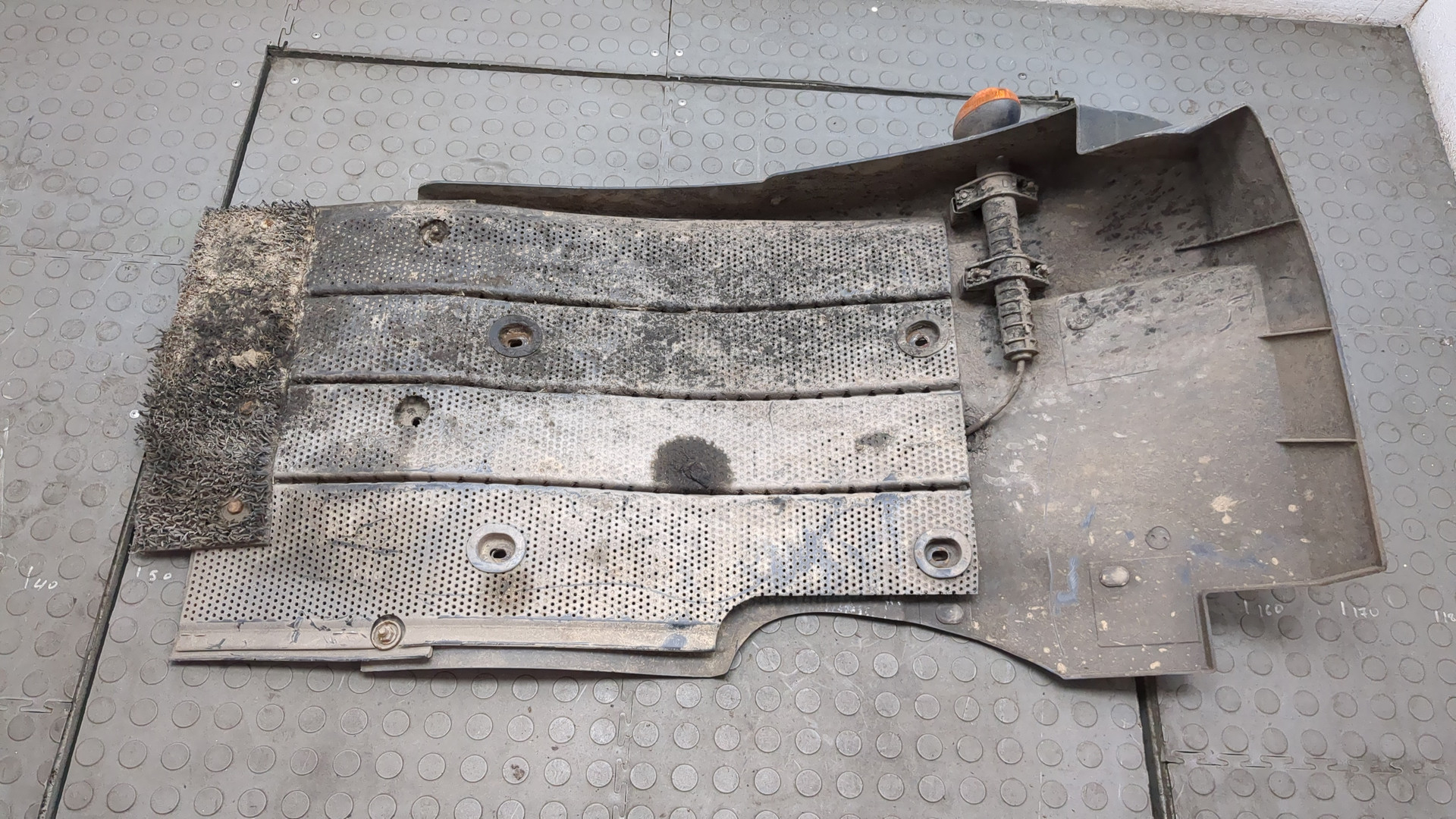 Крыло переднее правое