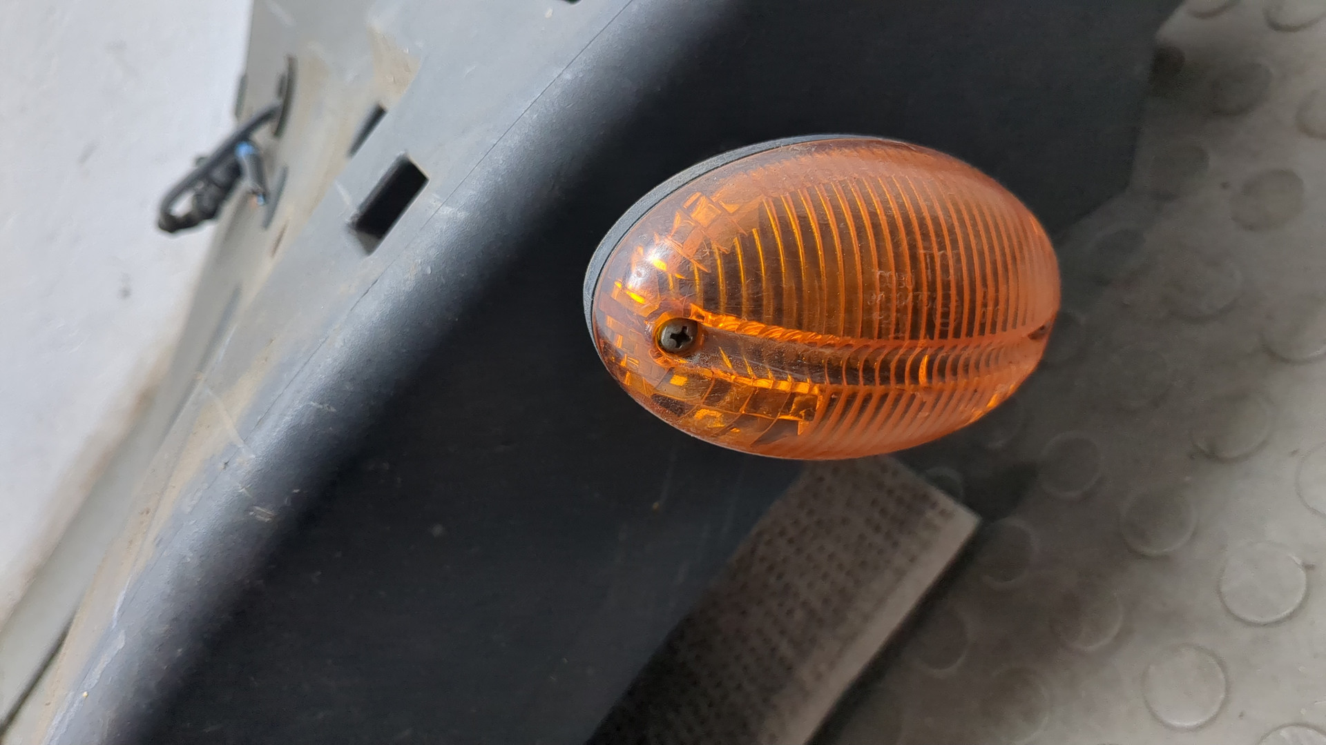 Крыло переднее правое