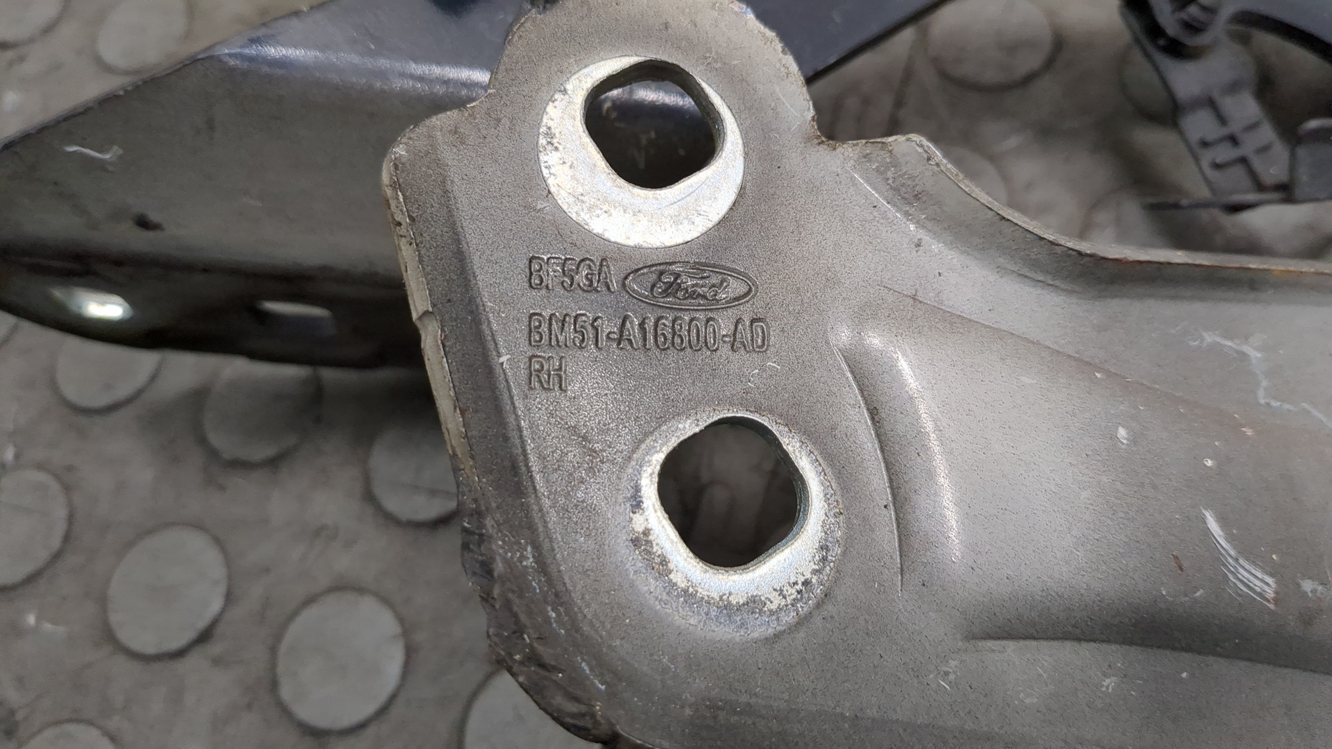 Петля капота правая