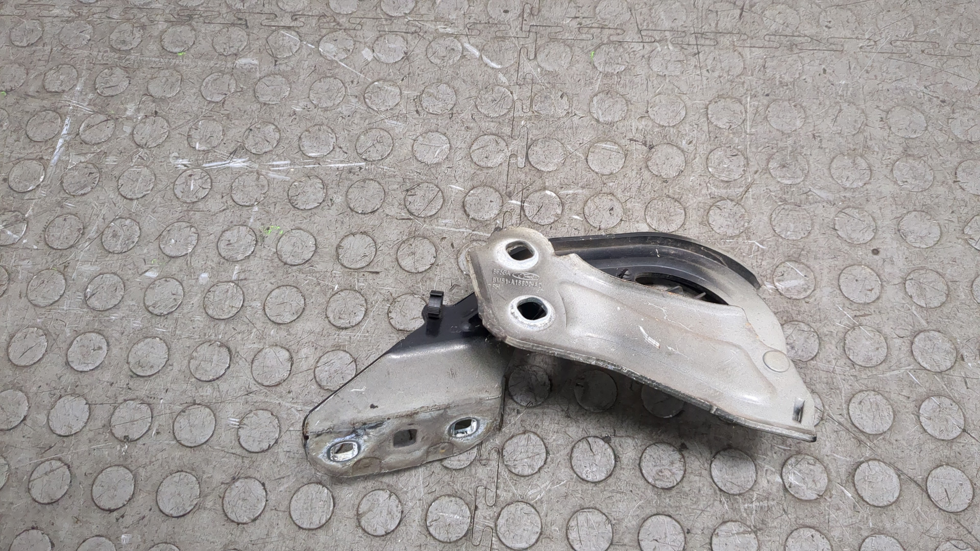 Петля капота правая