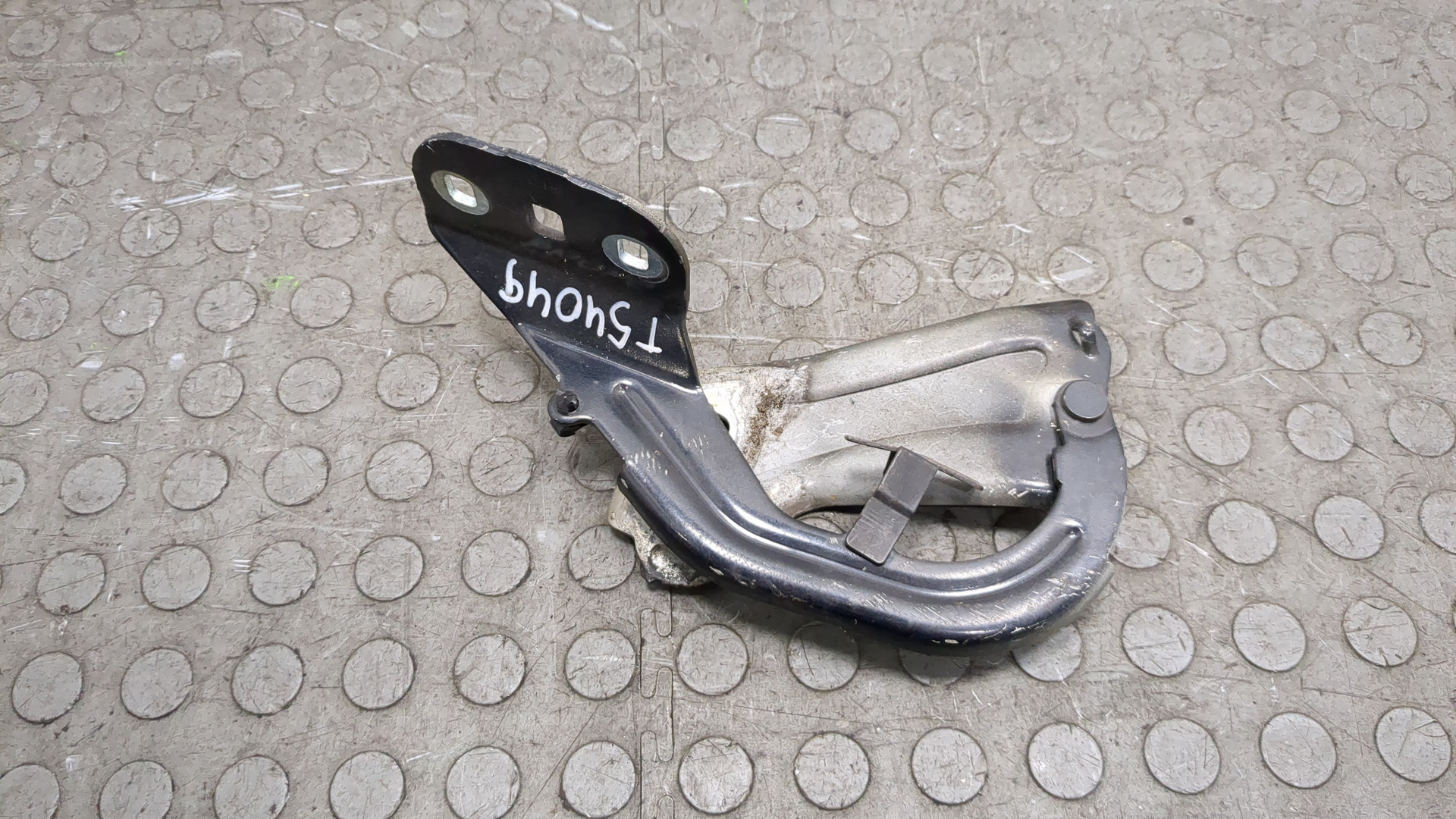 Петля капота правая