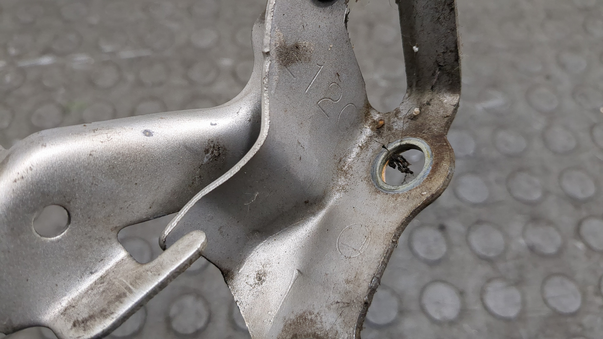 Петля капота левая