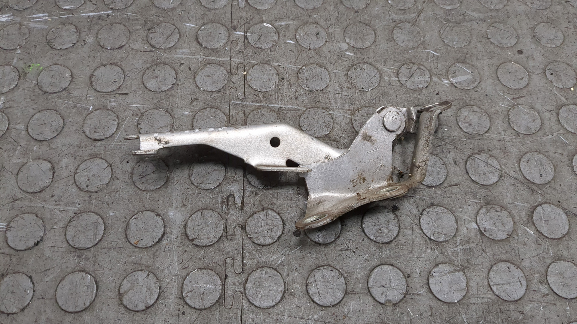 Петля капота левая