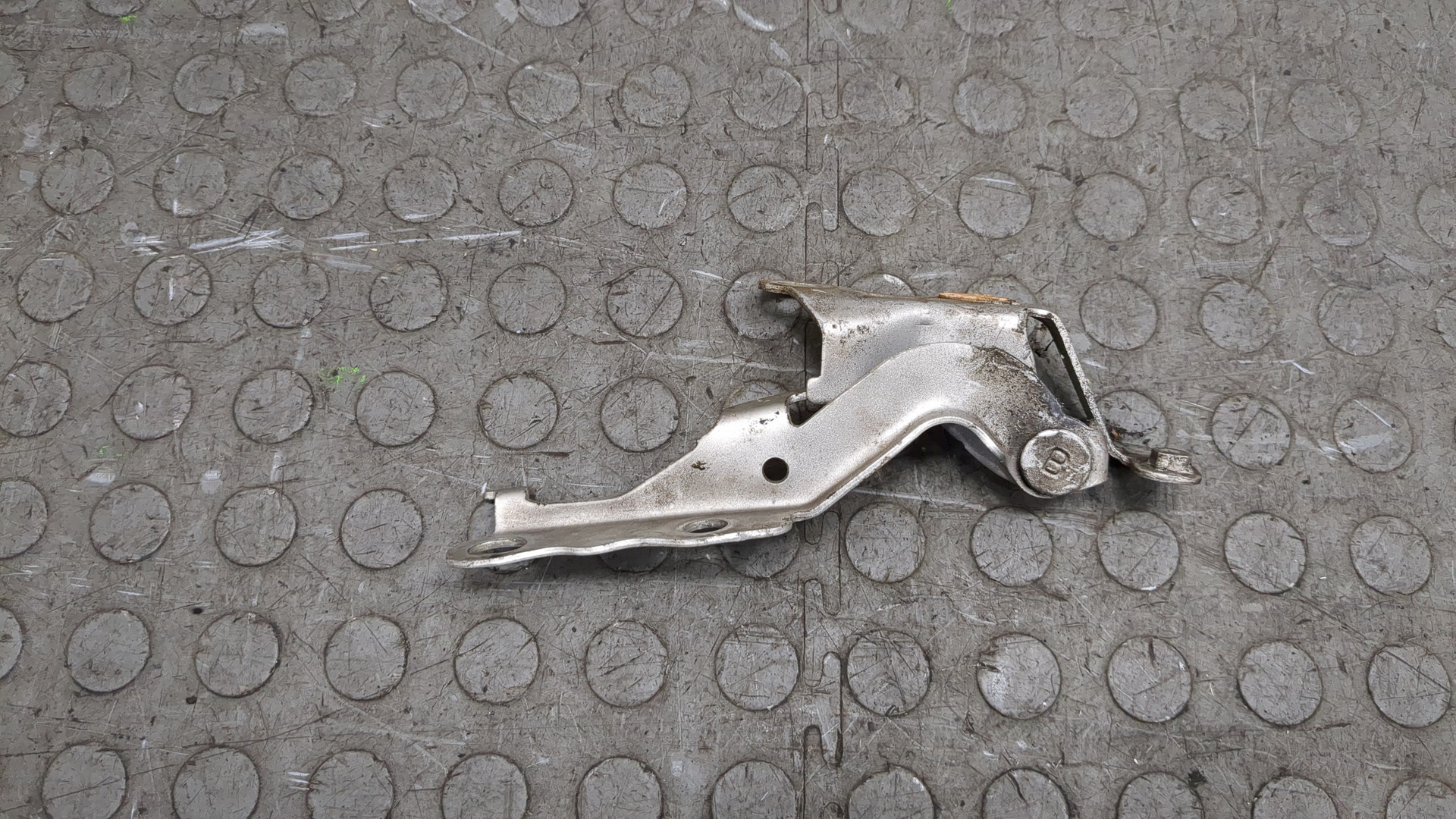 Петля капота левая