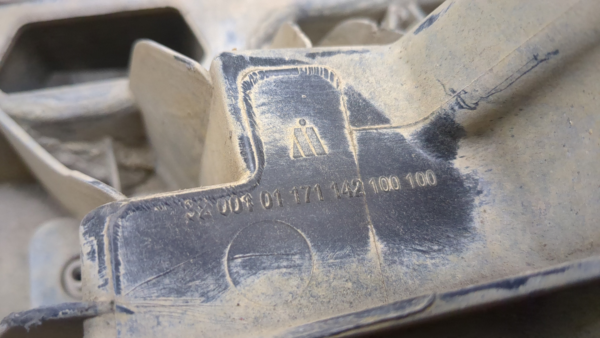 Кронштейн фар левый