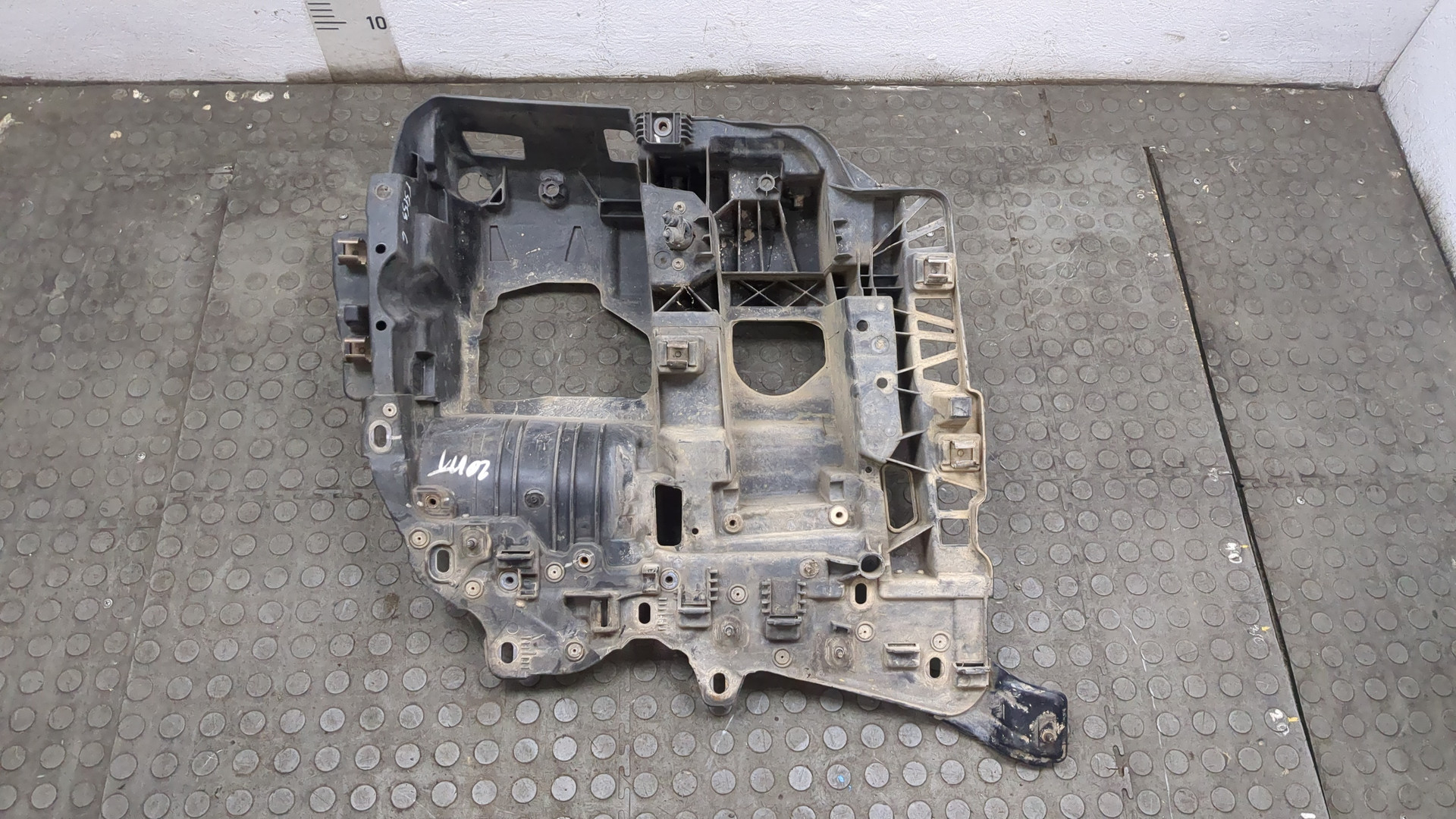 Кронштейн фар левый