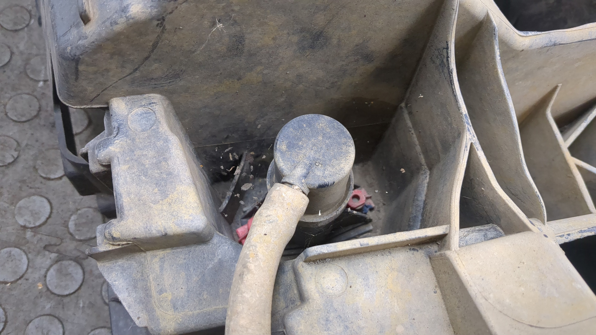 Кронштейн фар левый