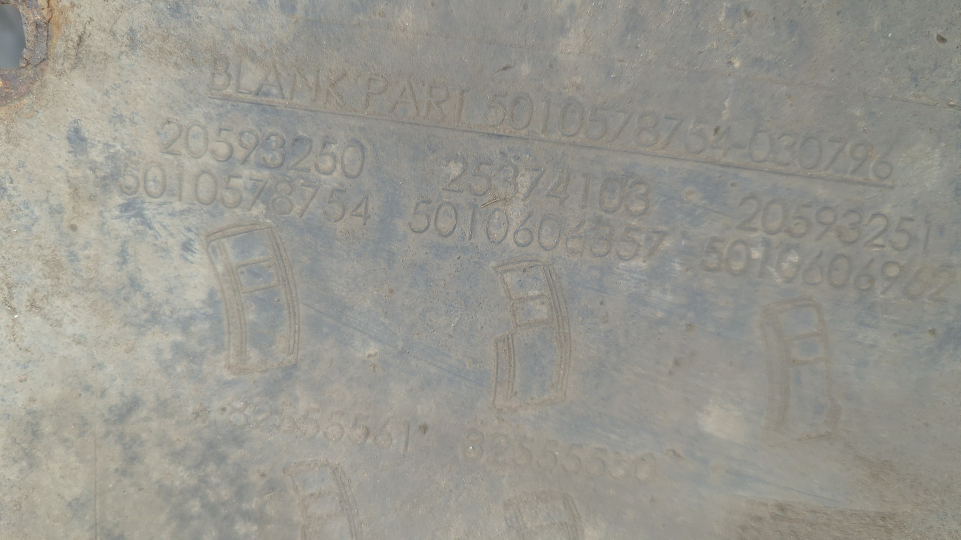 Крыло переднее левое