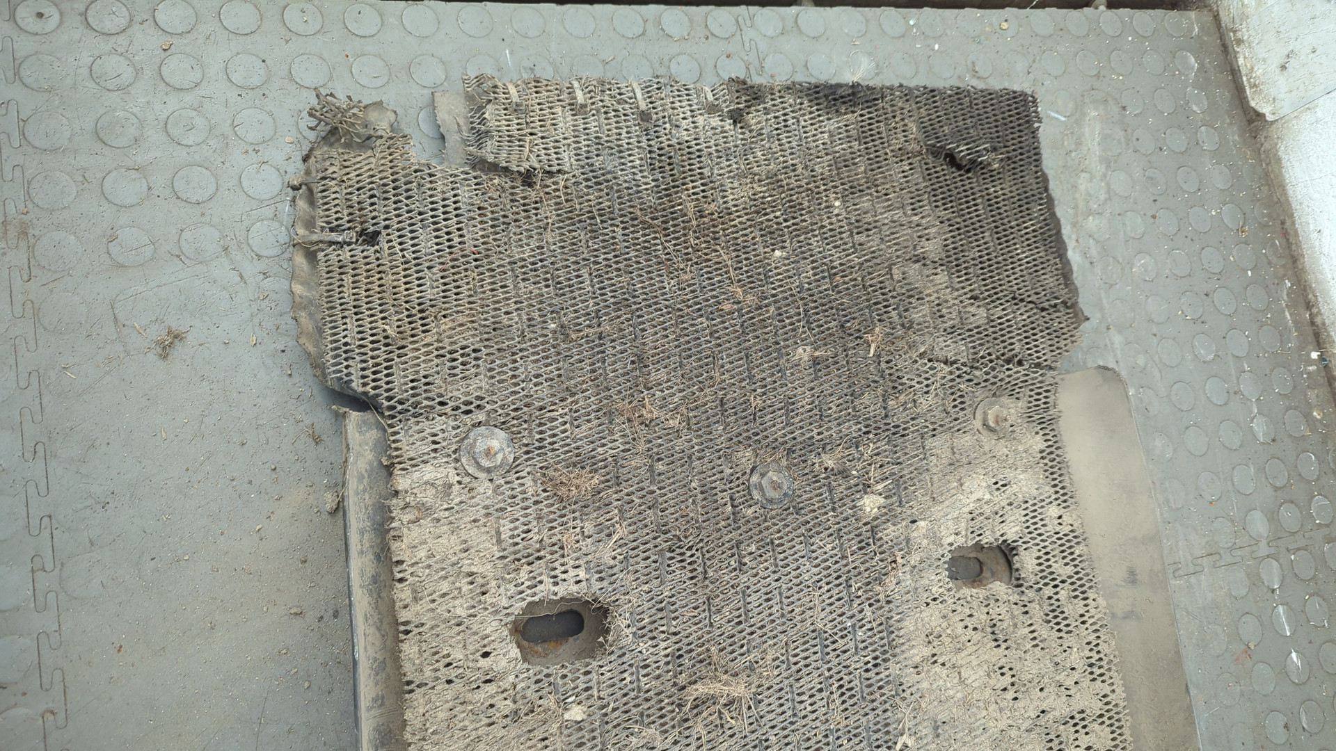 Крыло переднее левое