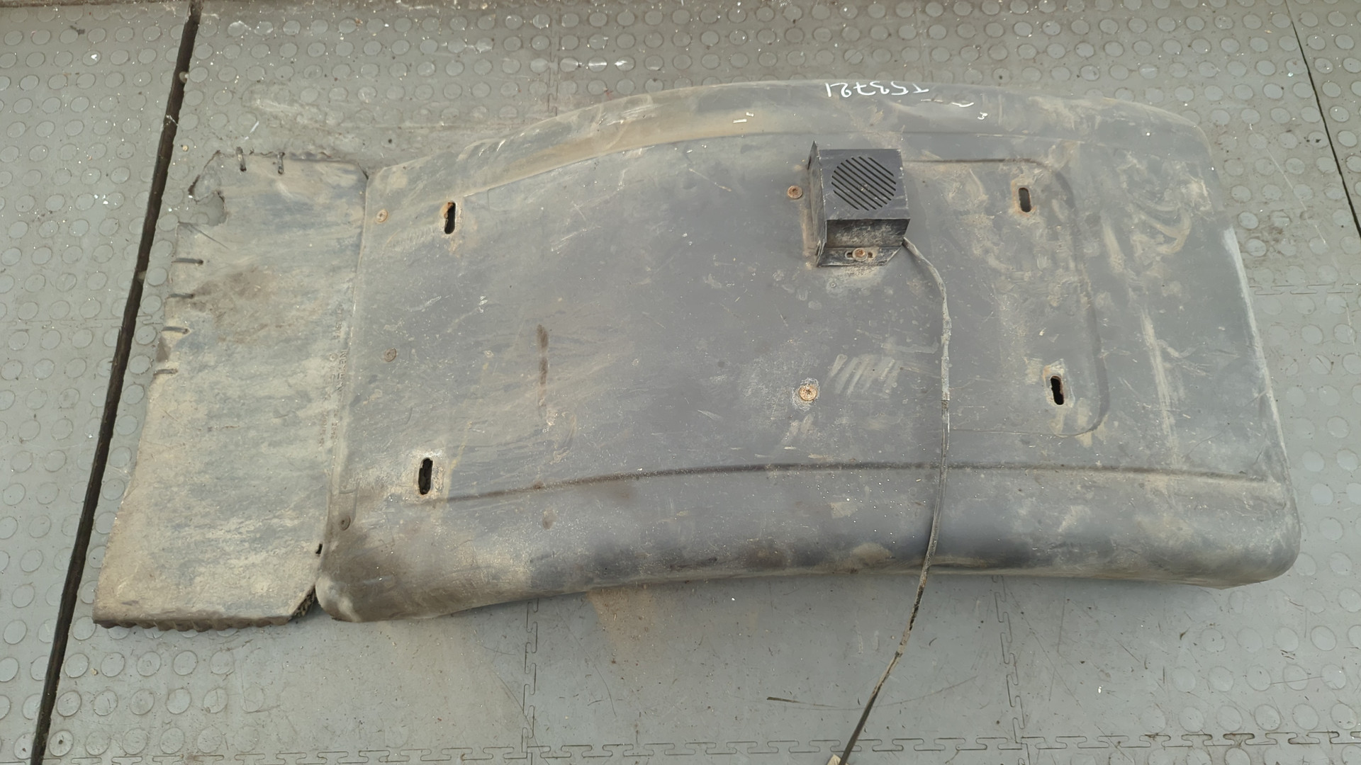 Крыло переднее левое