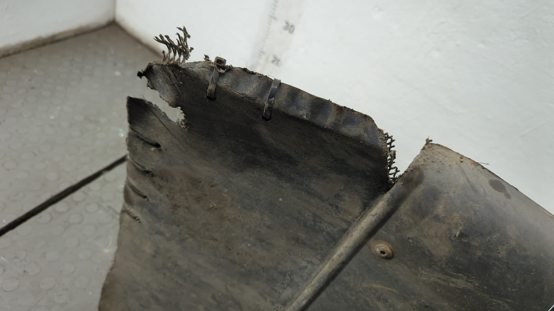 Крыло переднее левое