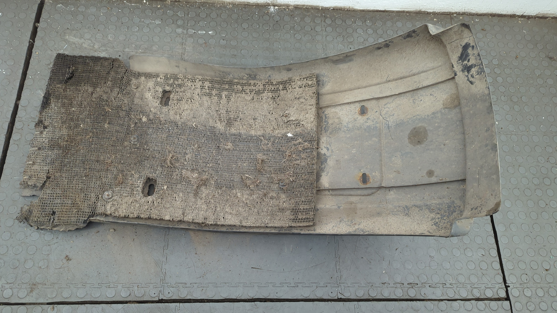 Крыло переднее левое