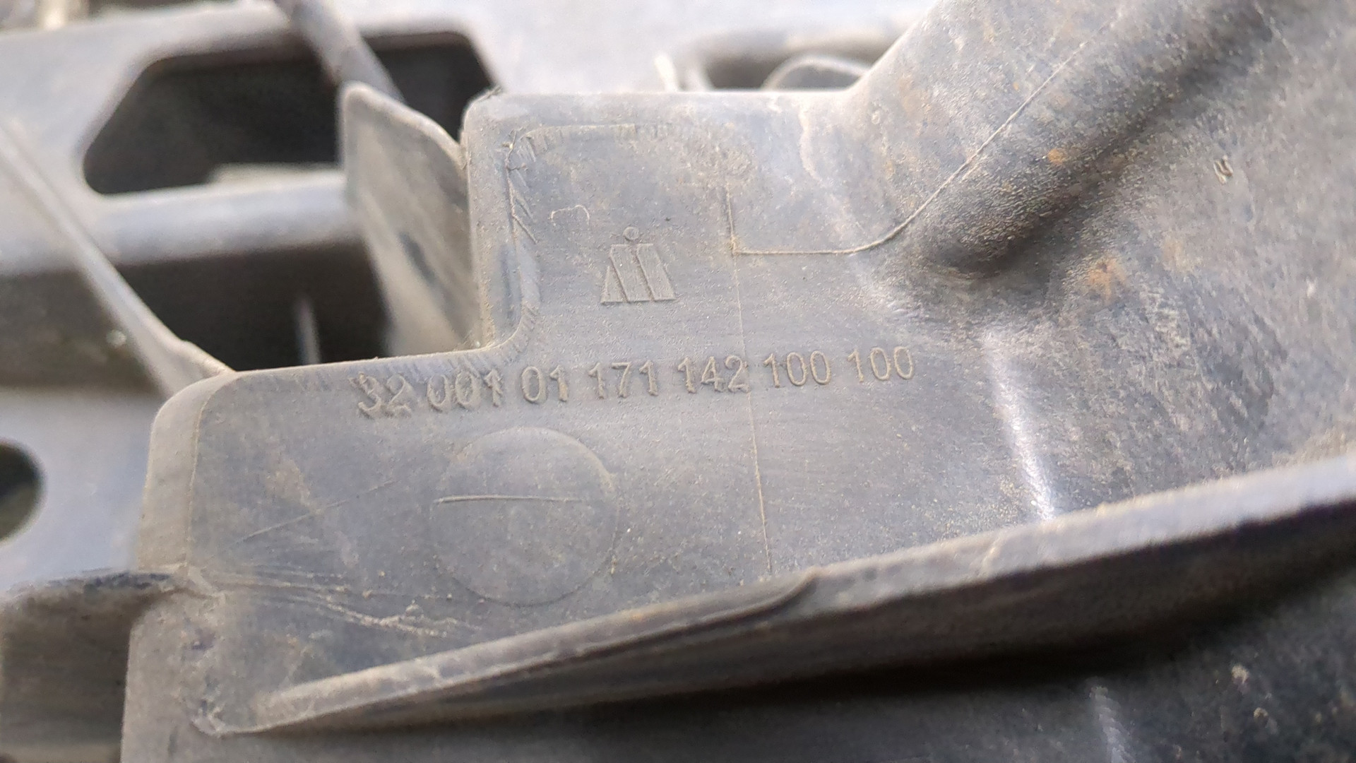 Кронштейн фар правый