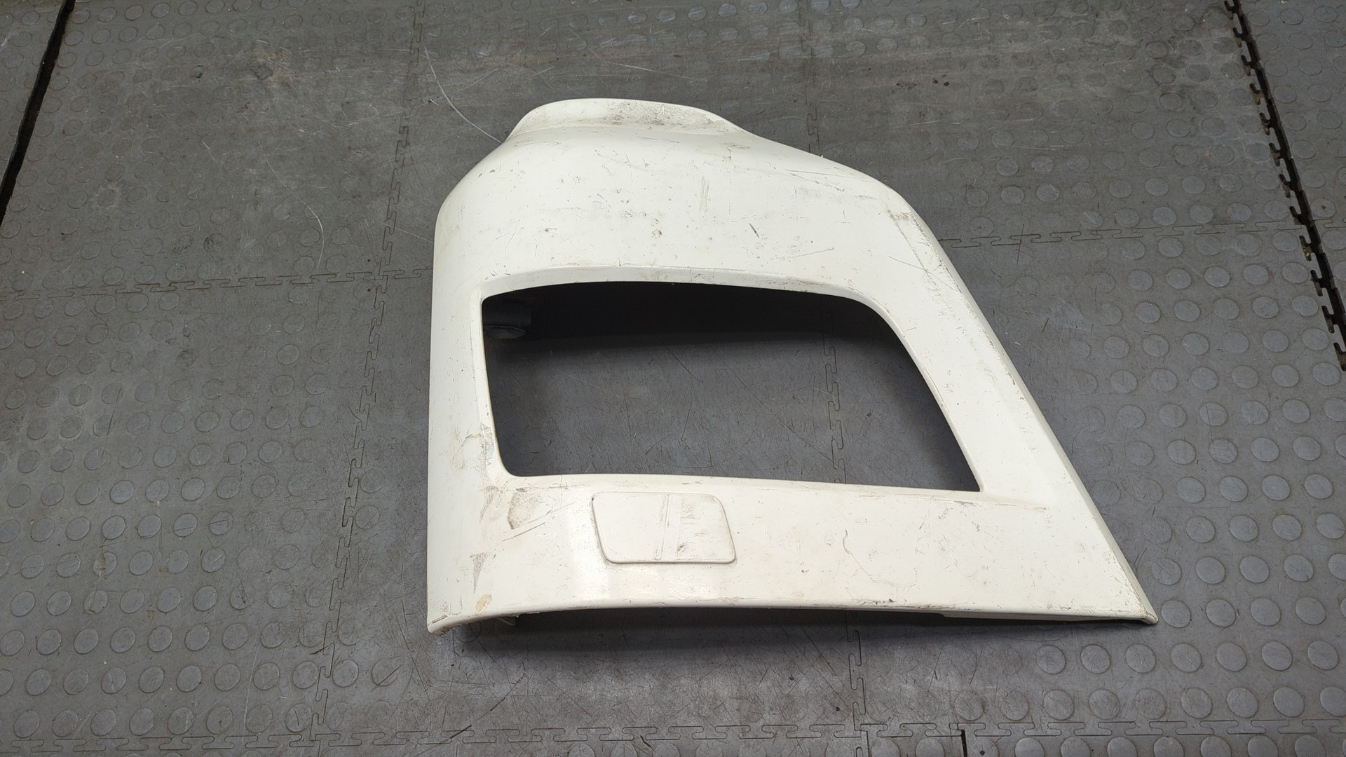 Планка под фару правая