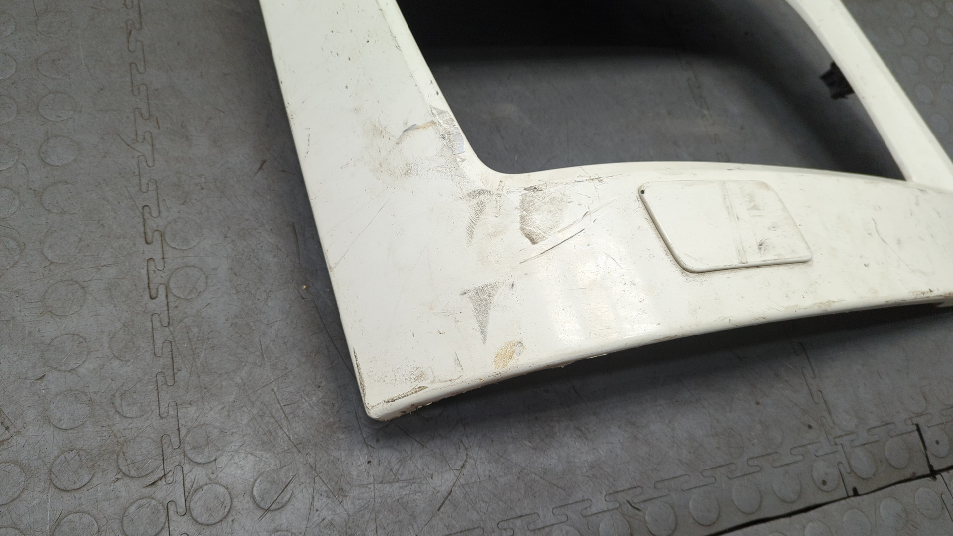 Планка под фару правая