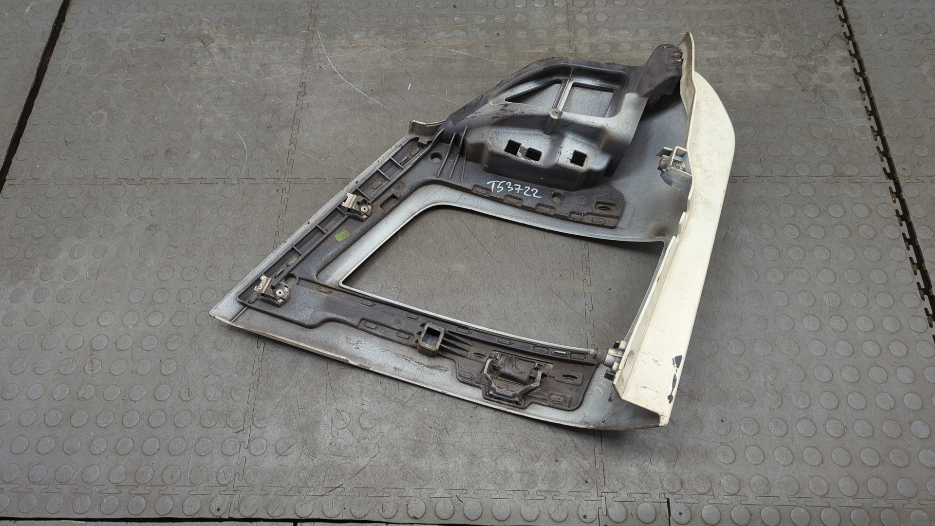 Планка под фару правая