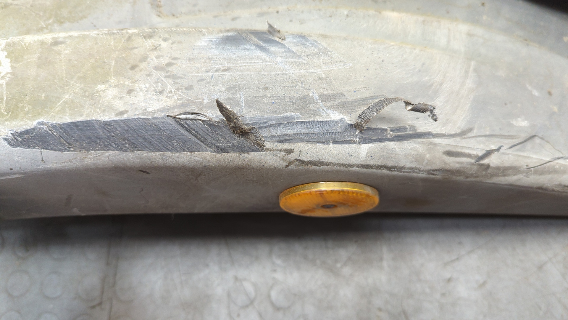 Крыло переднее левое