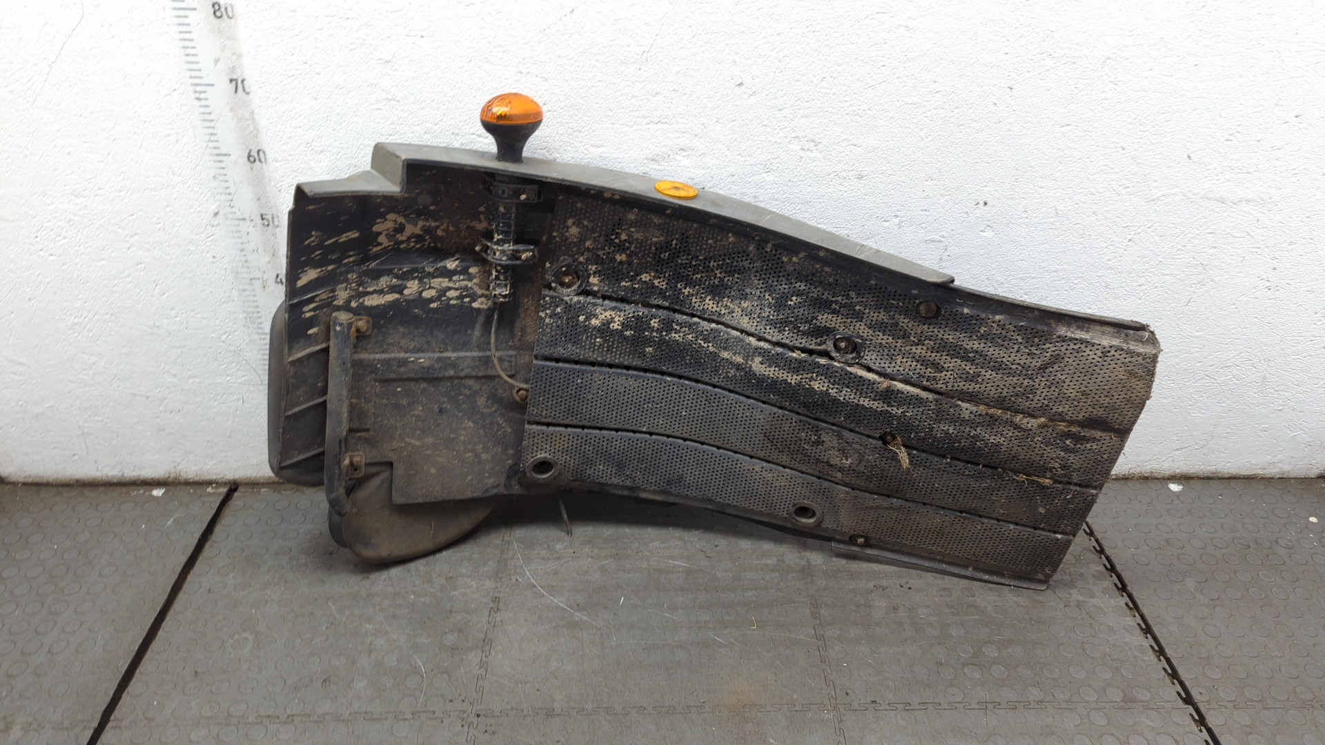 Крыло переднее левое