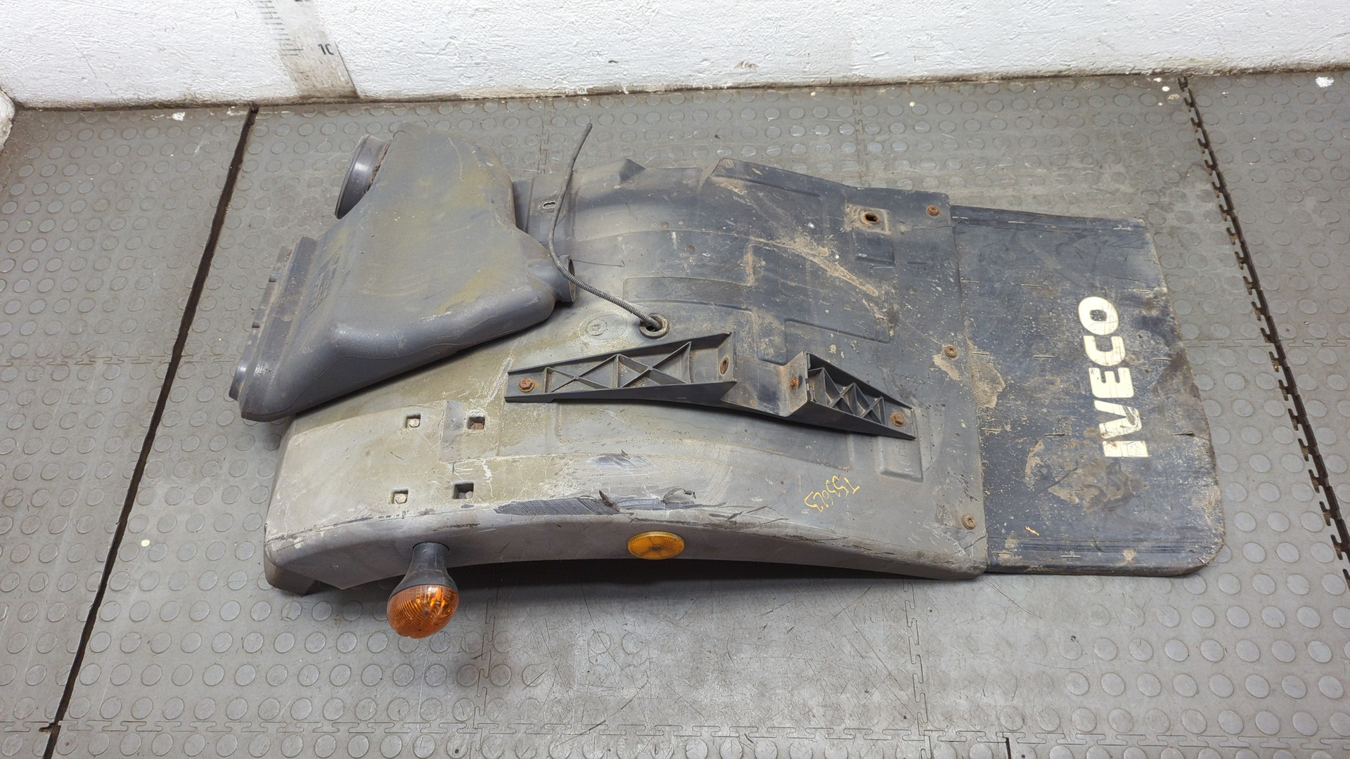 Крыло переднее левое