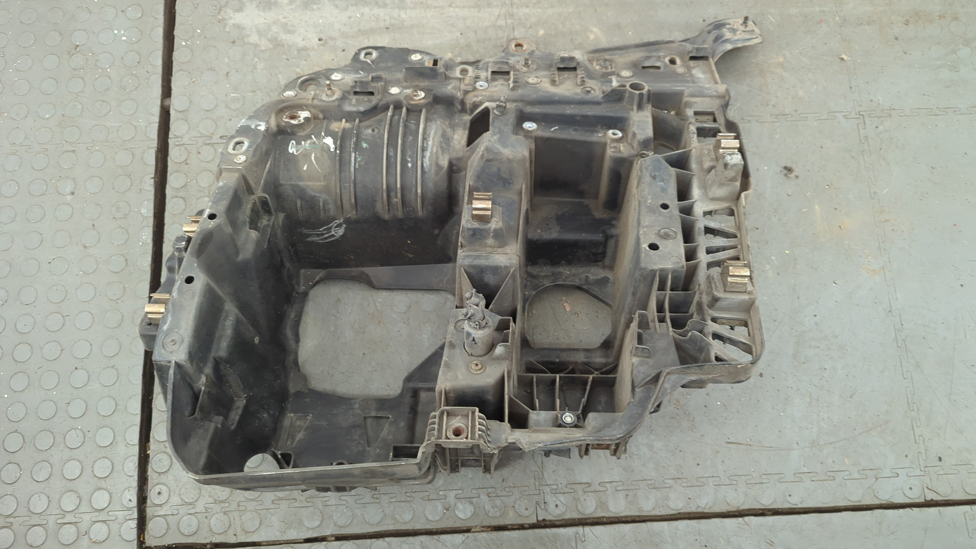 Кронштейн фар левый