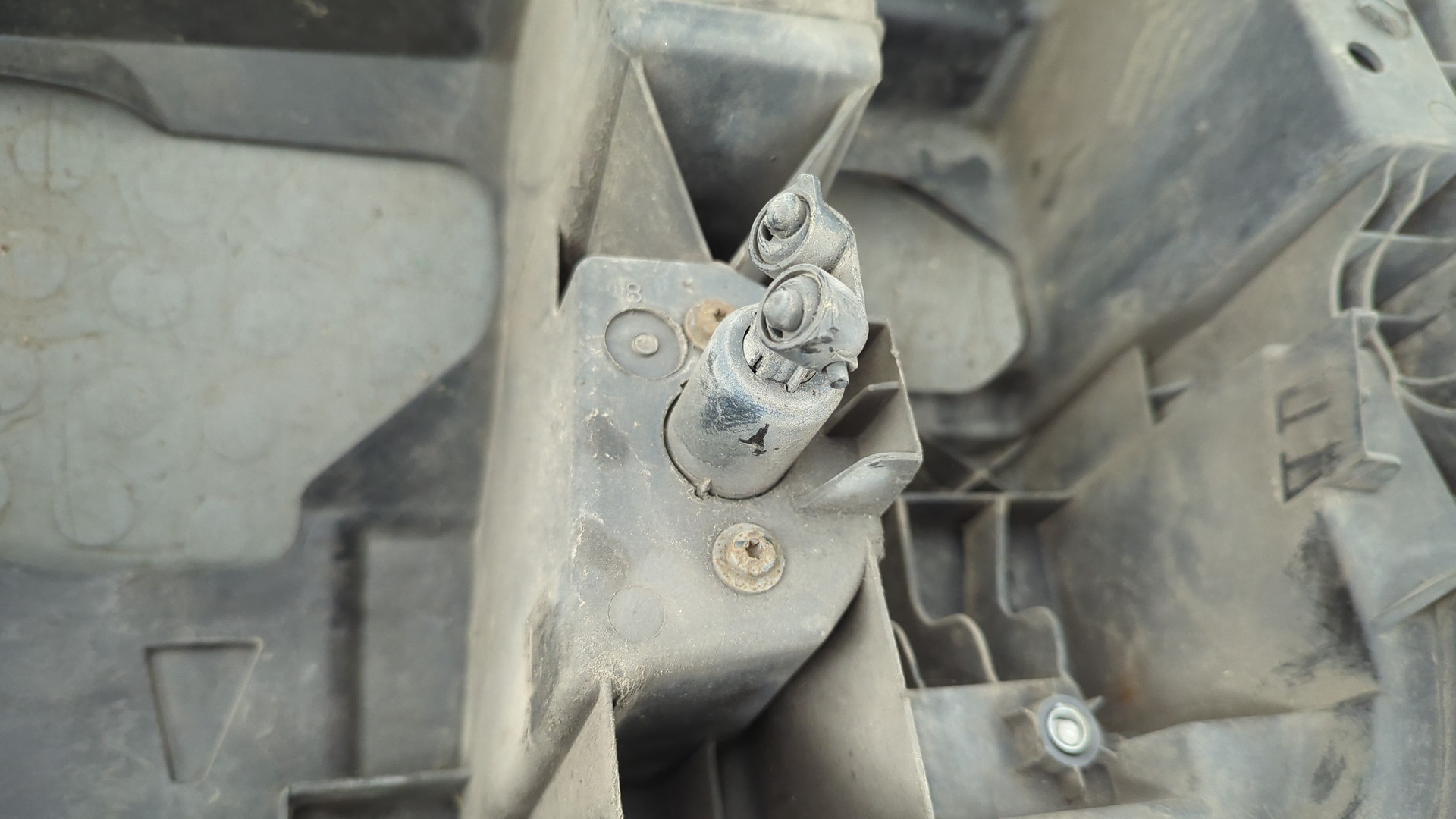 Кронштейн фар левый