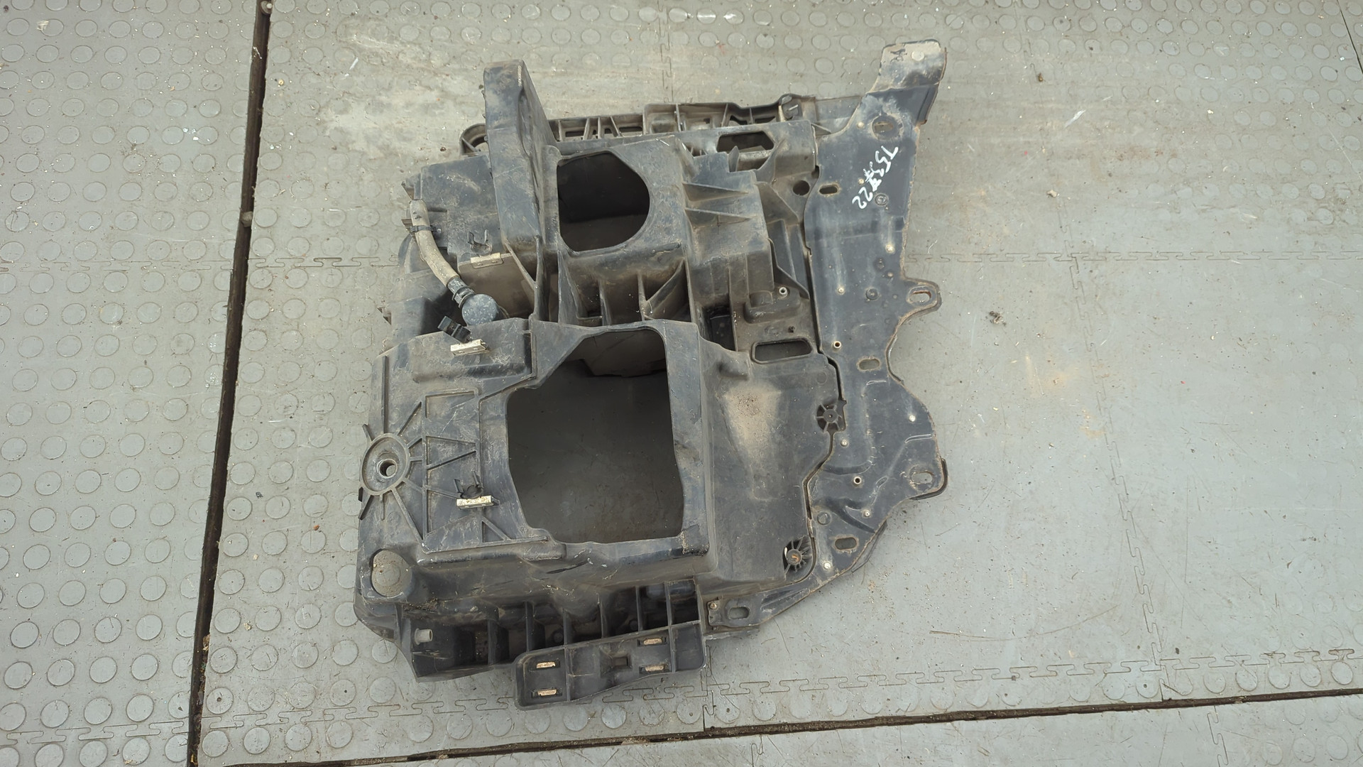 Кронштейн фар левый