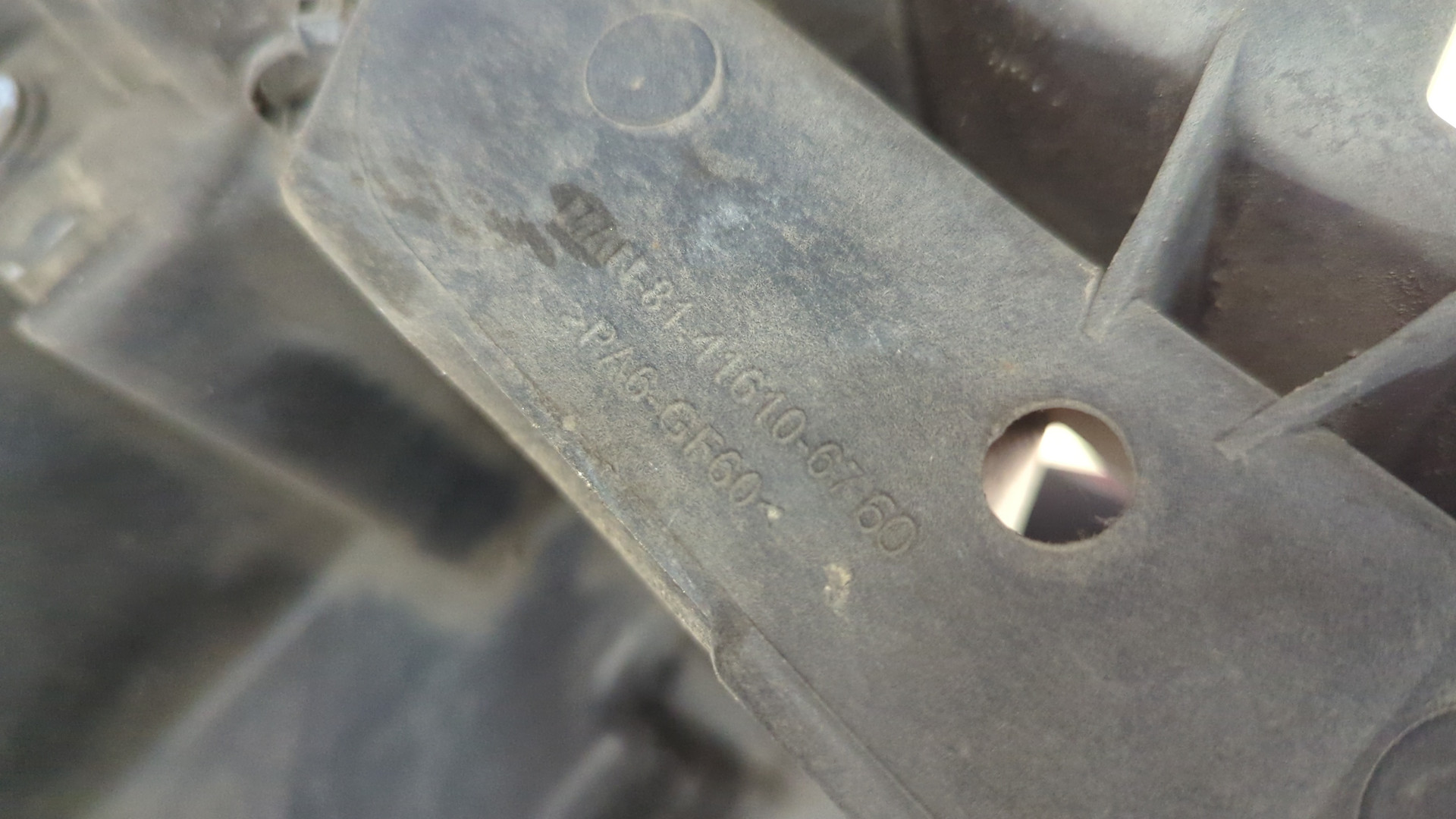 Кронштейн фар левый