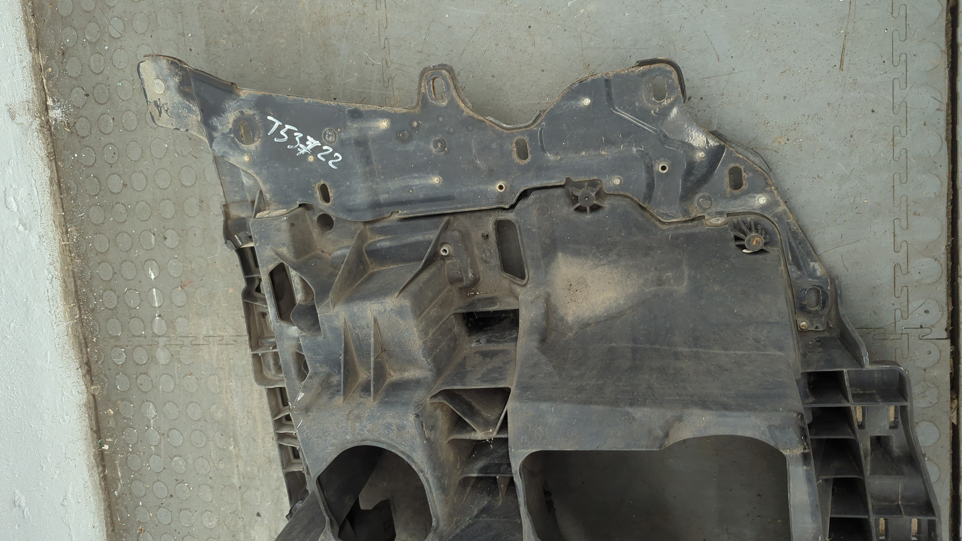 Кронштейн фар левый