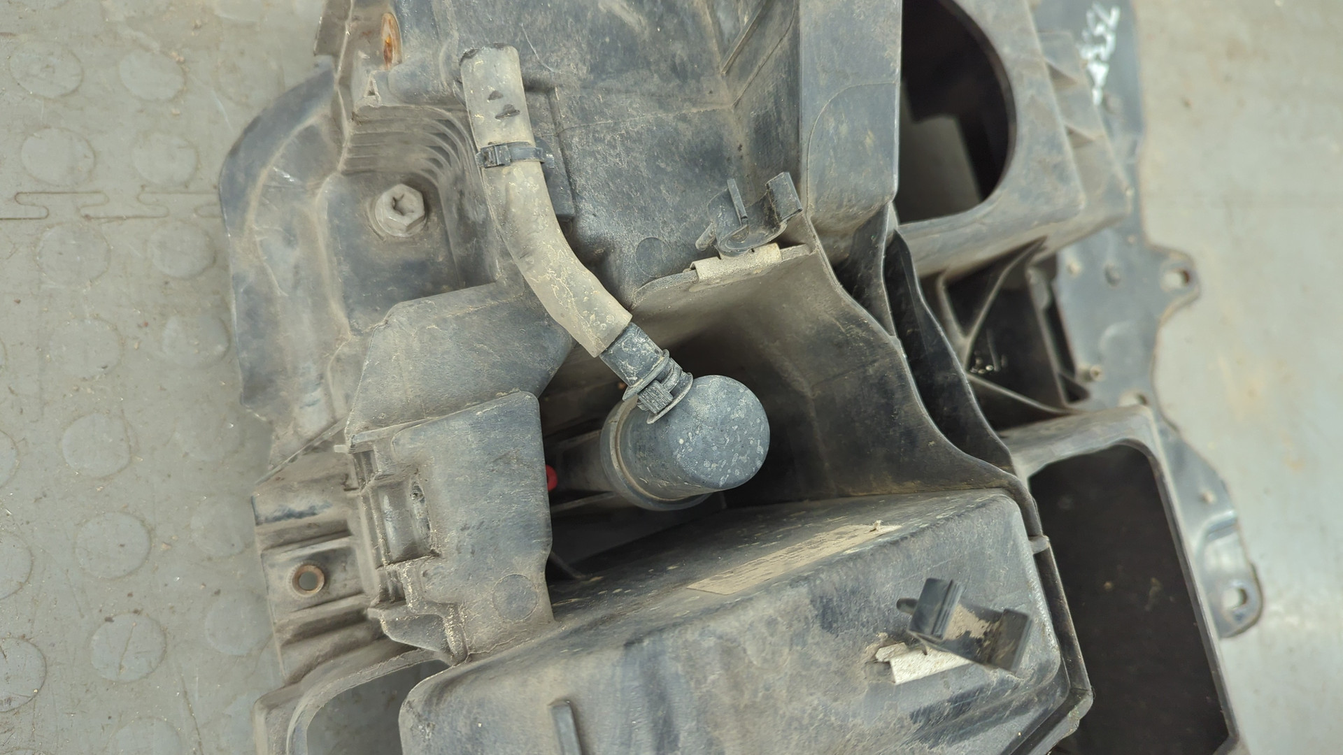 Кронштейн фар левый