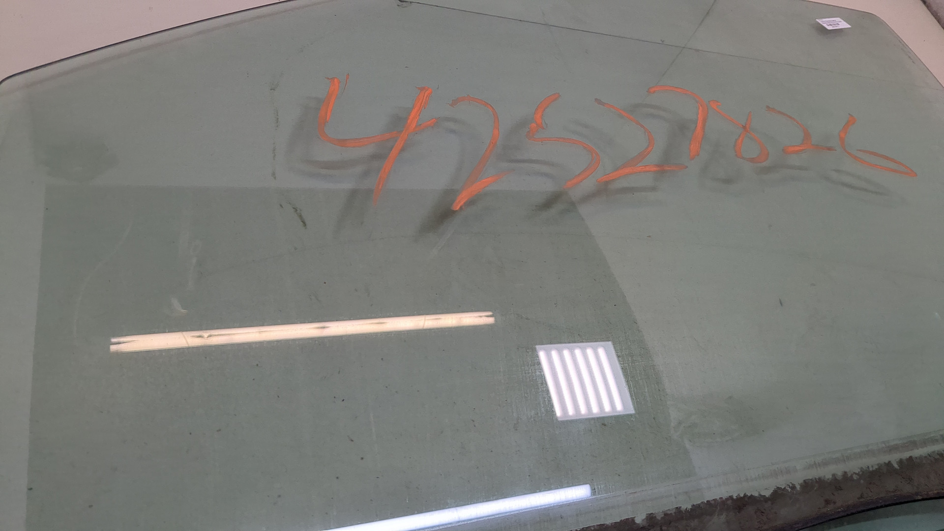 Стекло двери передней левой