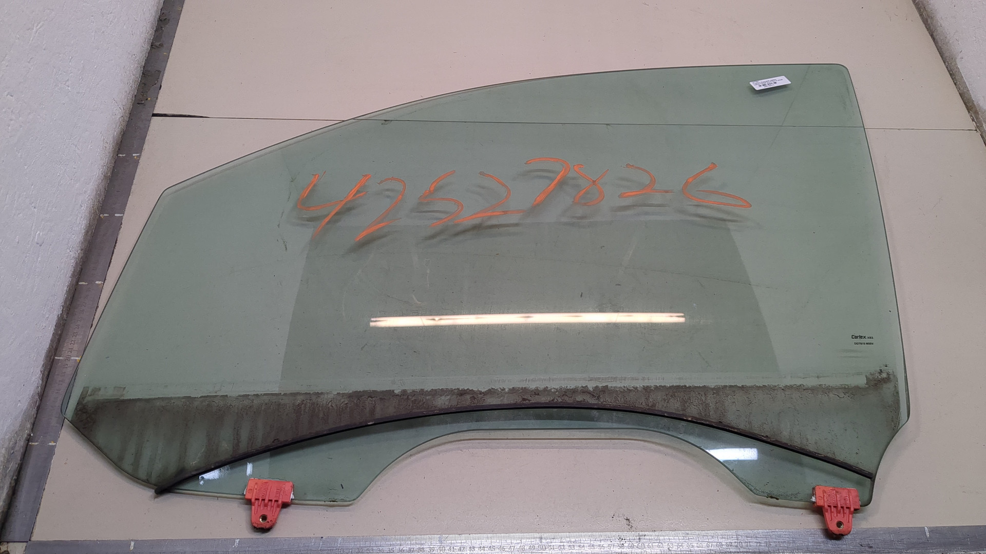 Стекло двери передней левой