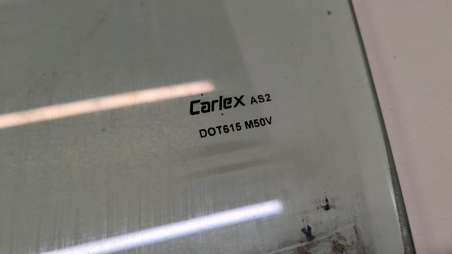 Стекло двери передней левой