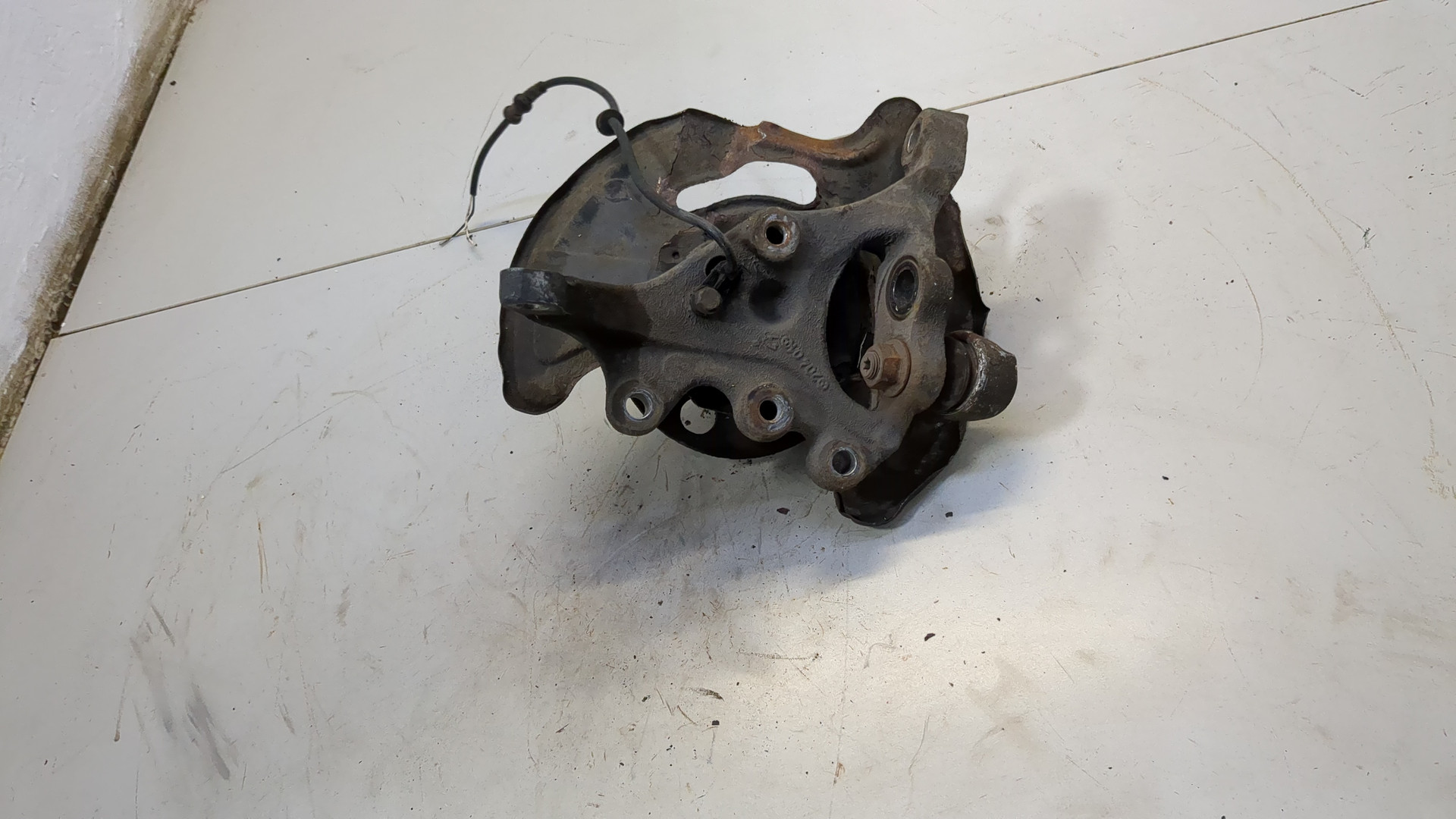 Кулак поворотный передний левый