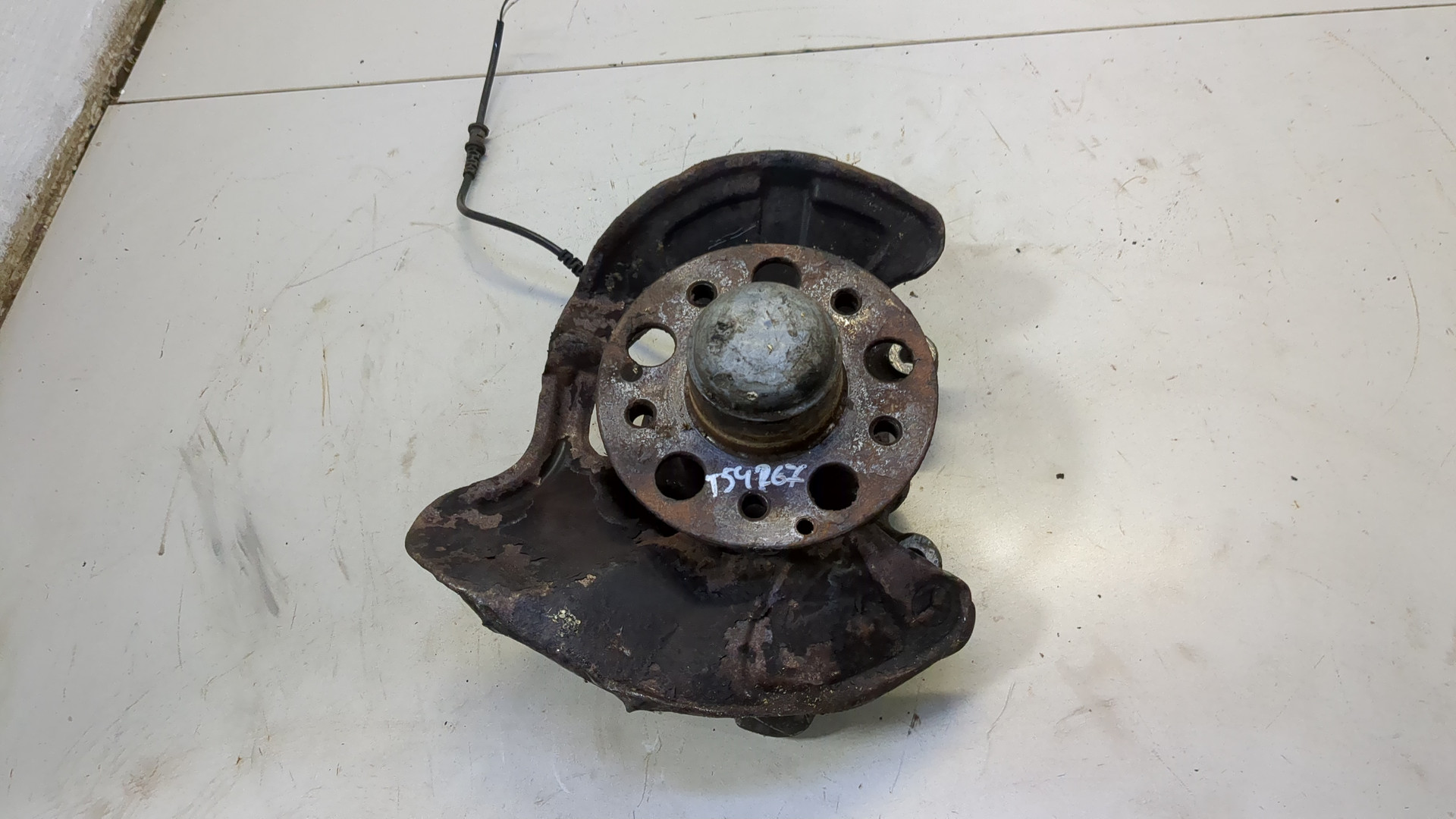 Кулак поворотный передний левый